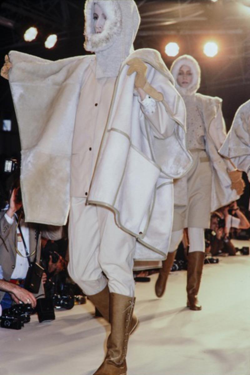 1982 ANNE MARIE BERETTA cappotto RUNWAY in shearling nero con collo oversize in vendita 6