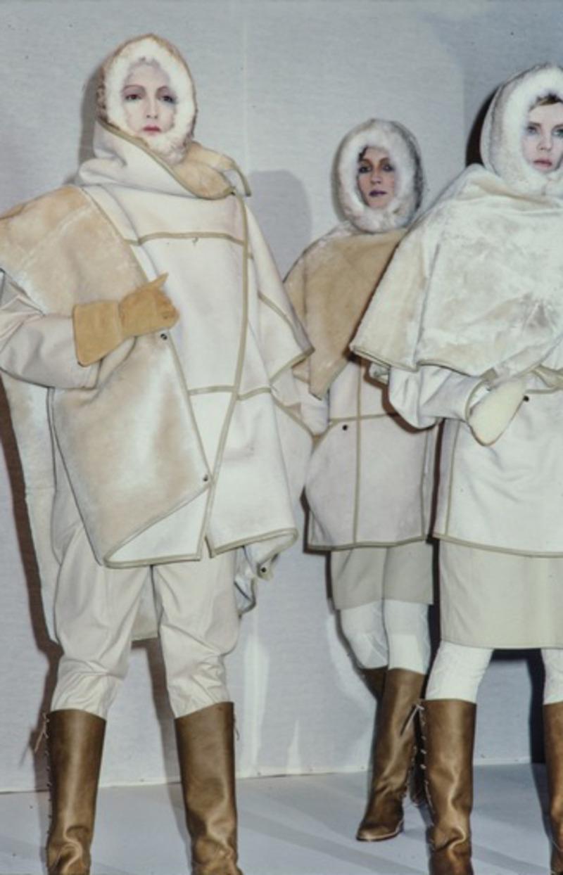 1982 ANNE MARIE BERETTA cappotto RUNWAY in shearling nero con collo oversize in vendita 7