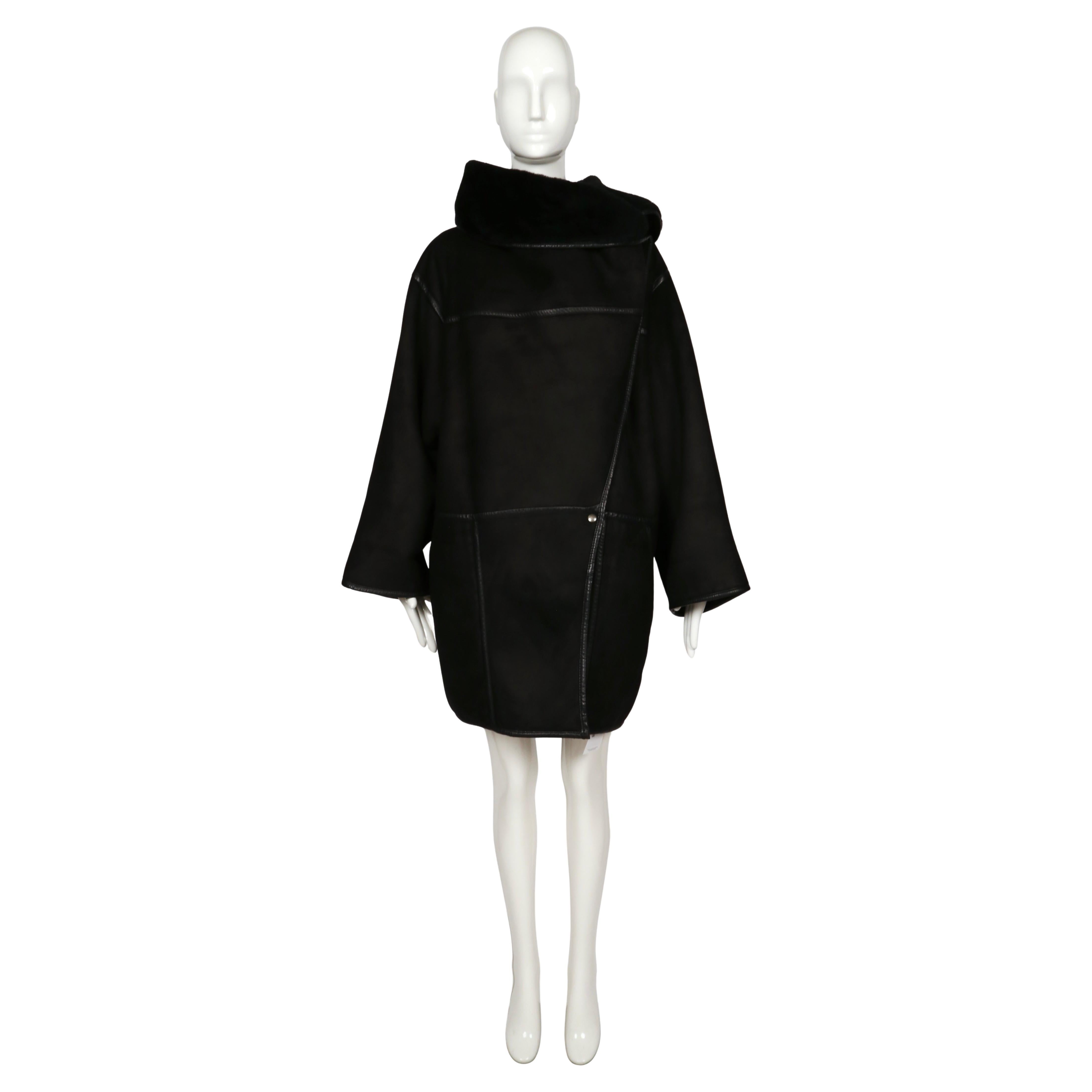 Nero 1982 ANNE MARIE BERETTA cappotto RUNWAY in shearling nero con collo oversize in vendita
