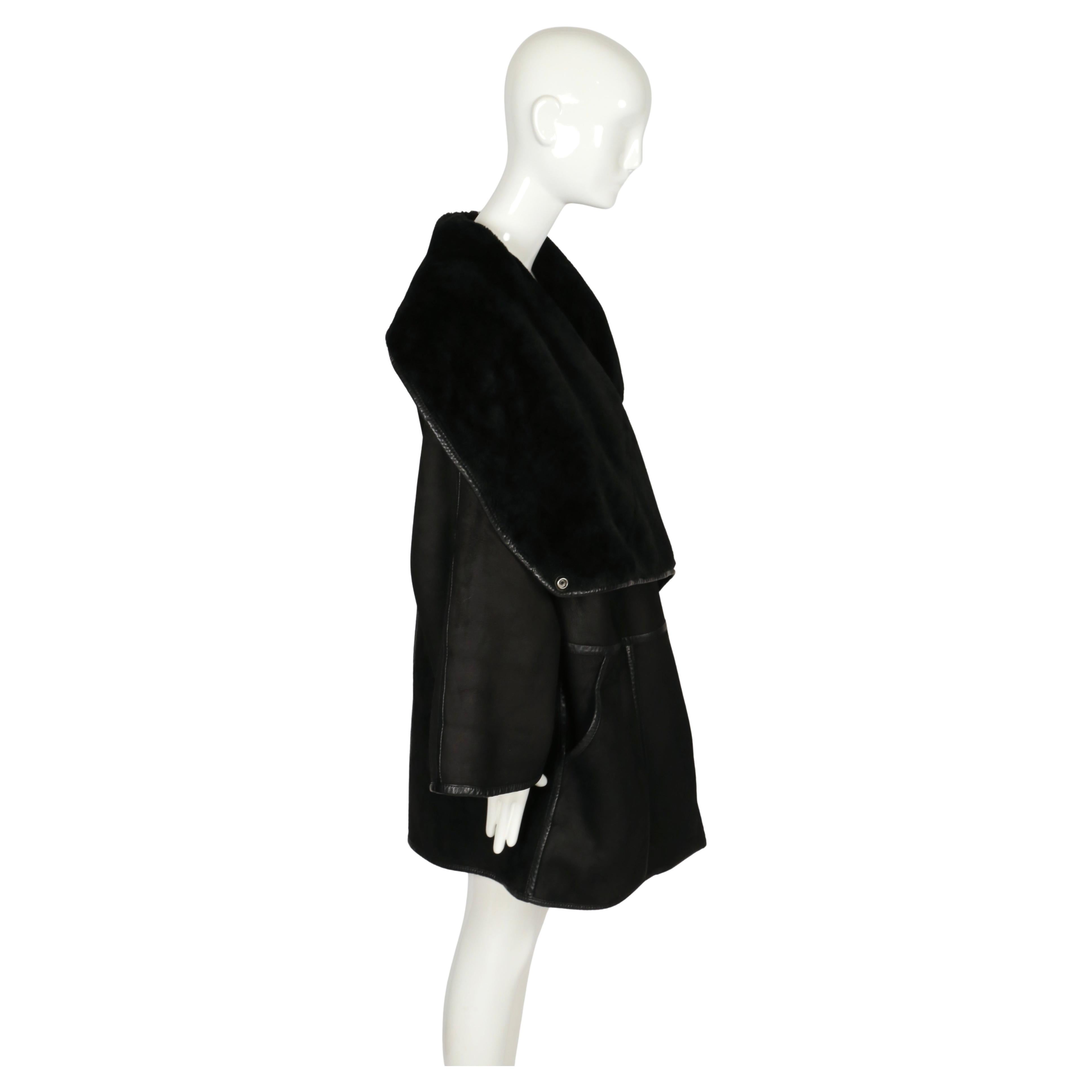 da uomo o donna 1982 ANNE MARIE BERETTA cappotto RUNWAY in shearling nero con collo oversize in vendita
