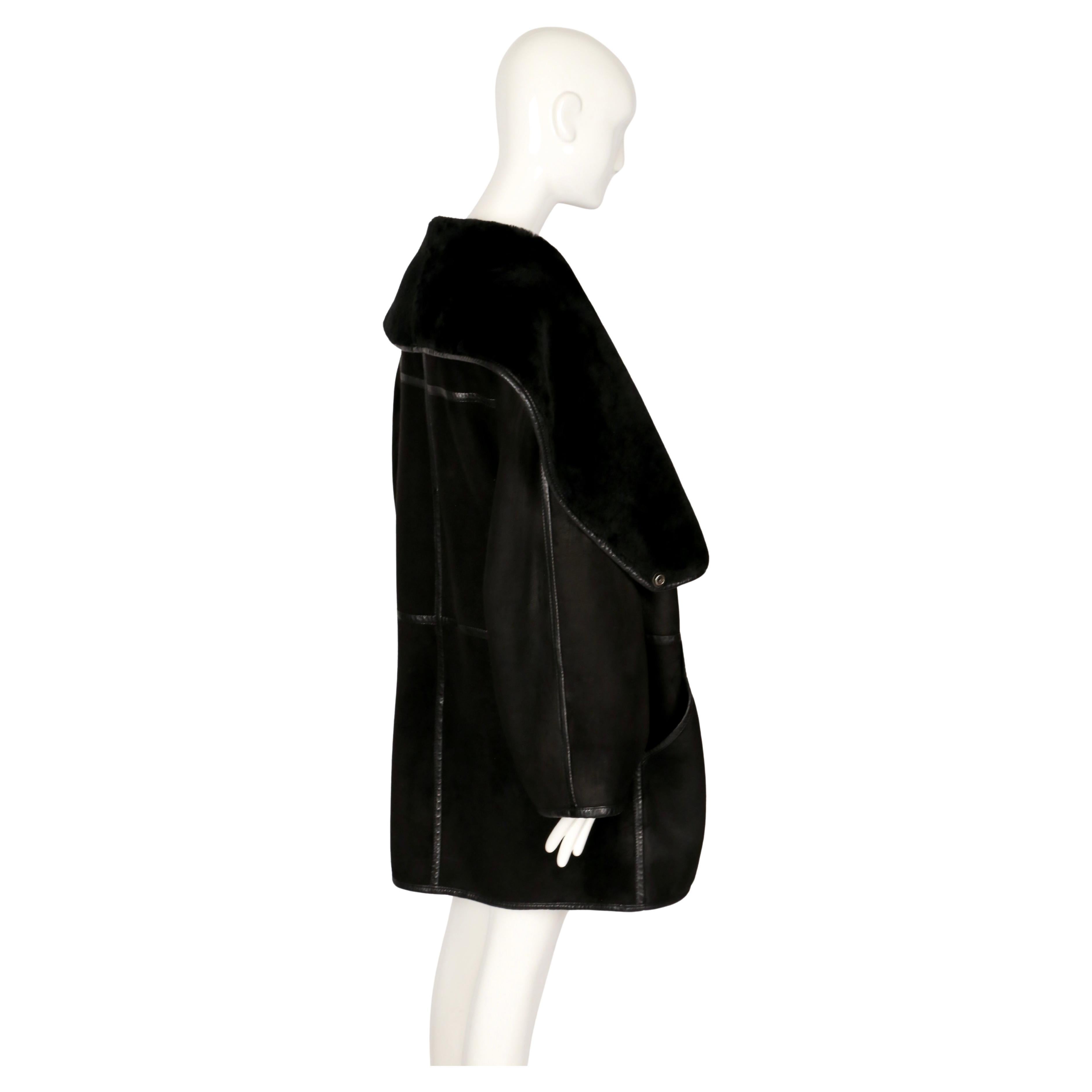 1982 ANNE MARIE BERETTA cappotto RUNWAY in shearling nero con collo oversize in vendita 1