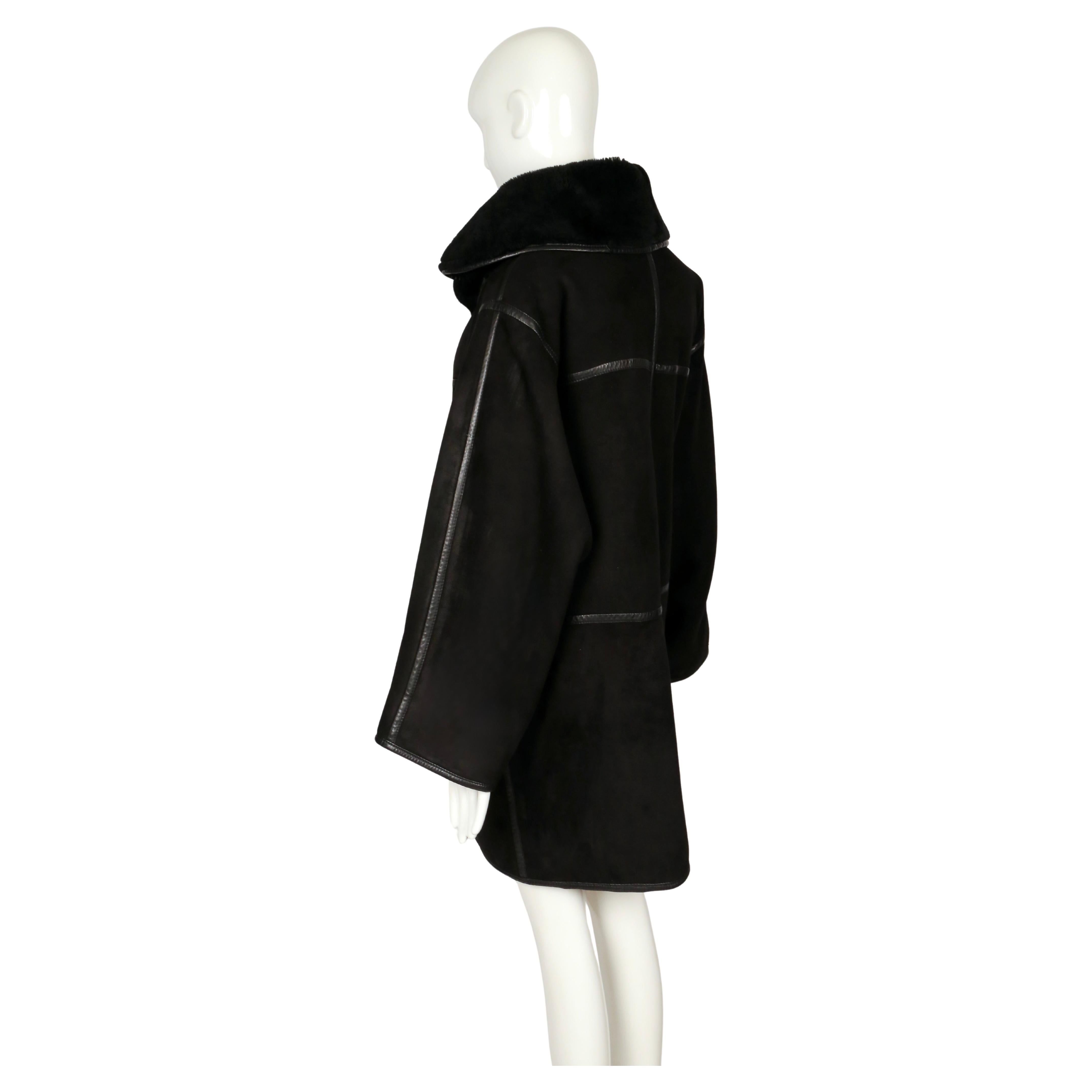 1982 ANNE MARIE BERETTA cappotto RUNWAY in shearling nero con collo oversize in vendita 2