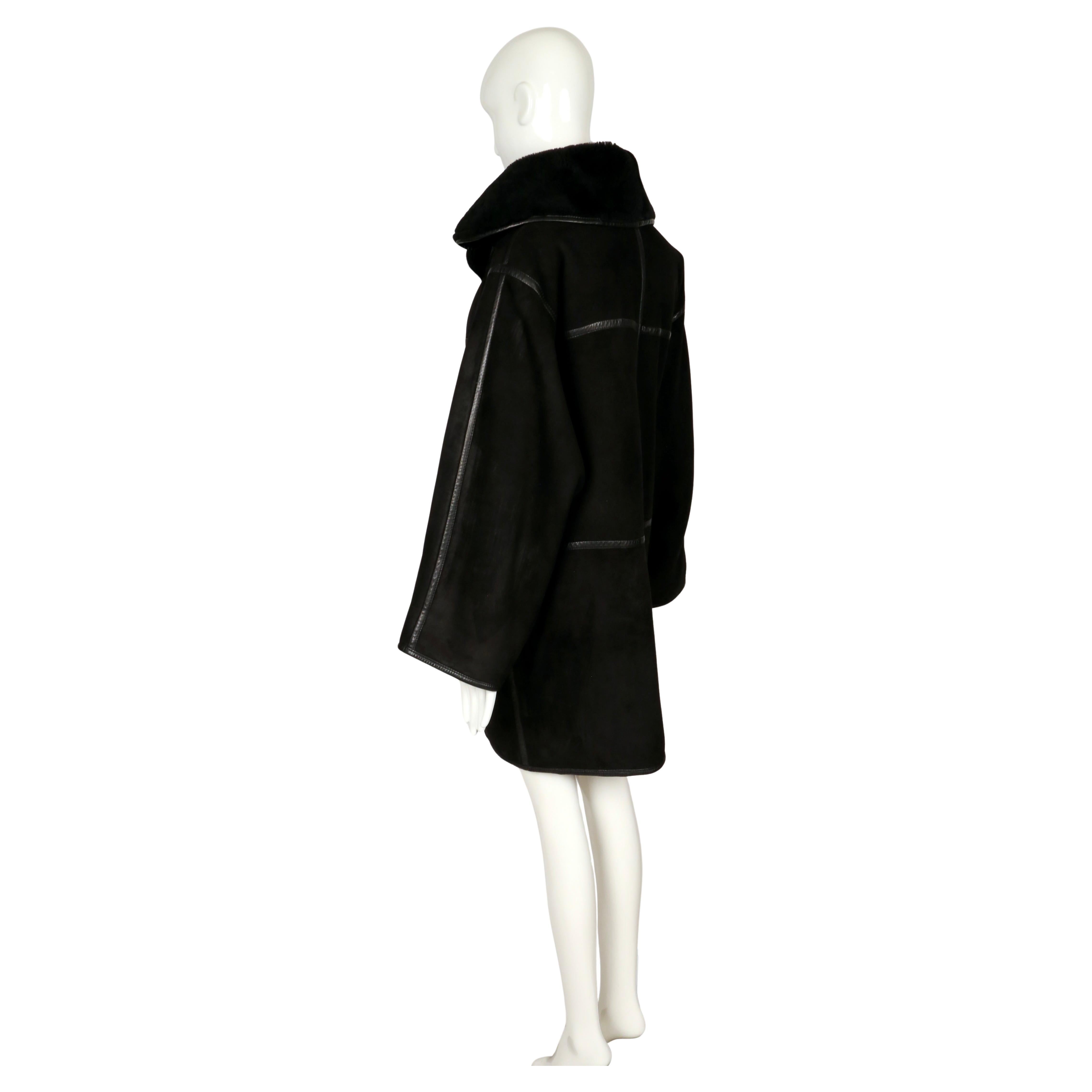 1982 ANNE MARIE BERETTA cappotto RUNWAY in shearling nero con collo oversize in vendita 3