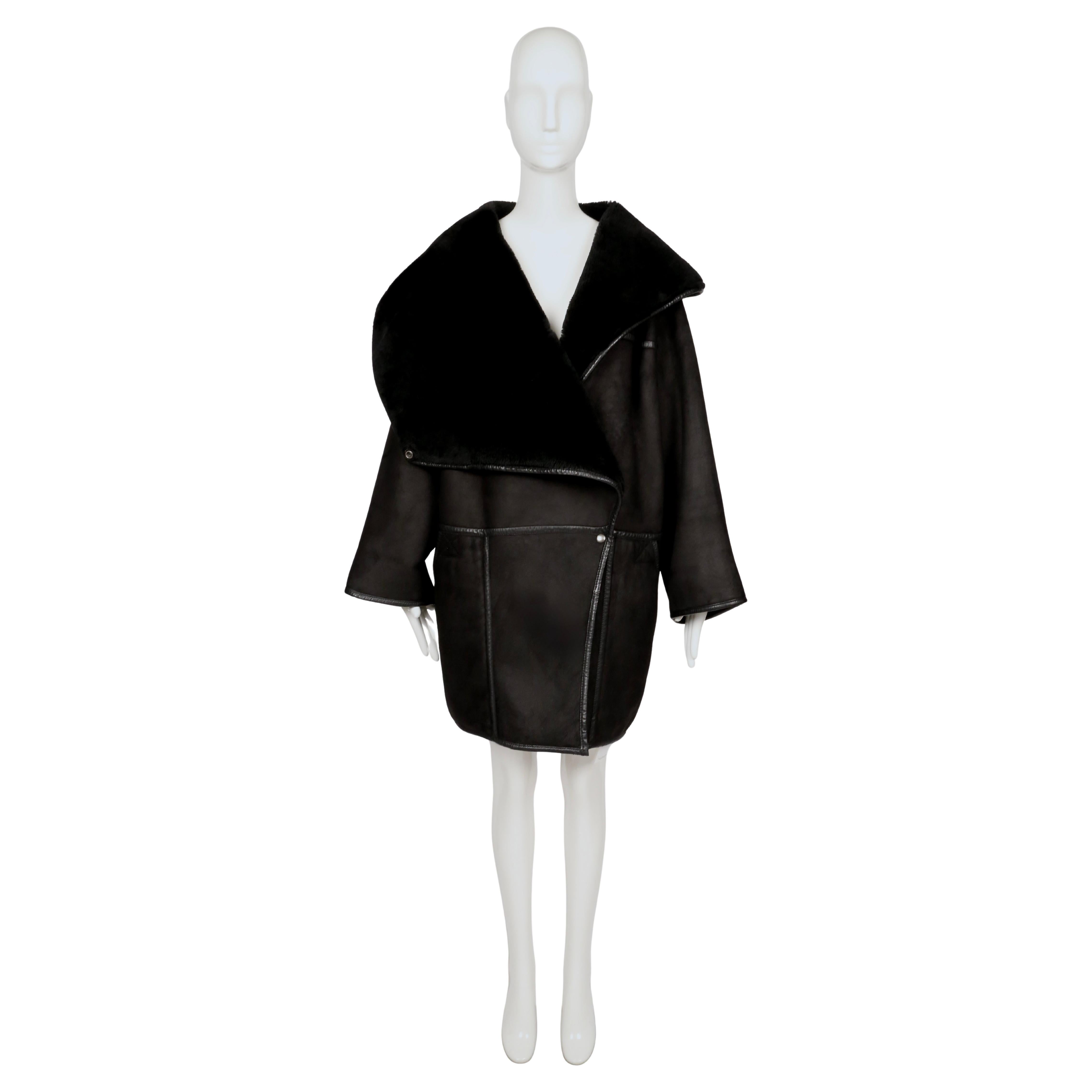 1982 ANNE MARIE BERETTA cappotto RUNWAY in shearling nero con collo oversize in vendita