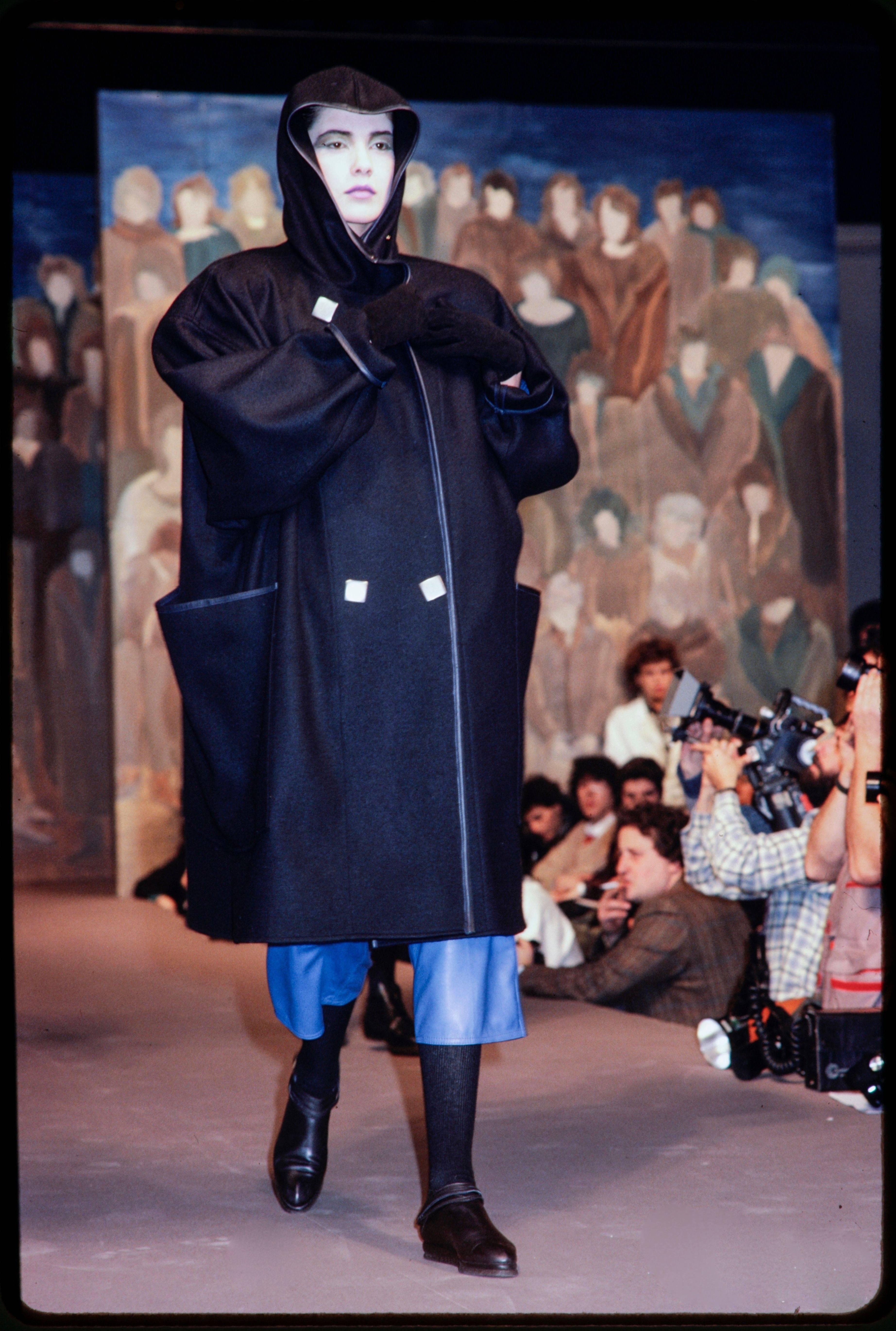 1982 ANNE MARIE BERETTA dark navy oversized wool coat with metal snaps In Excellent Condition In San Fransisco, CA