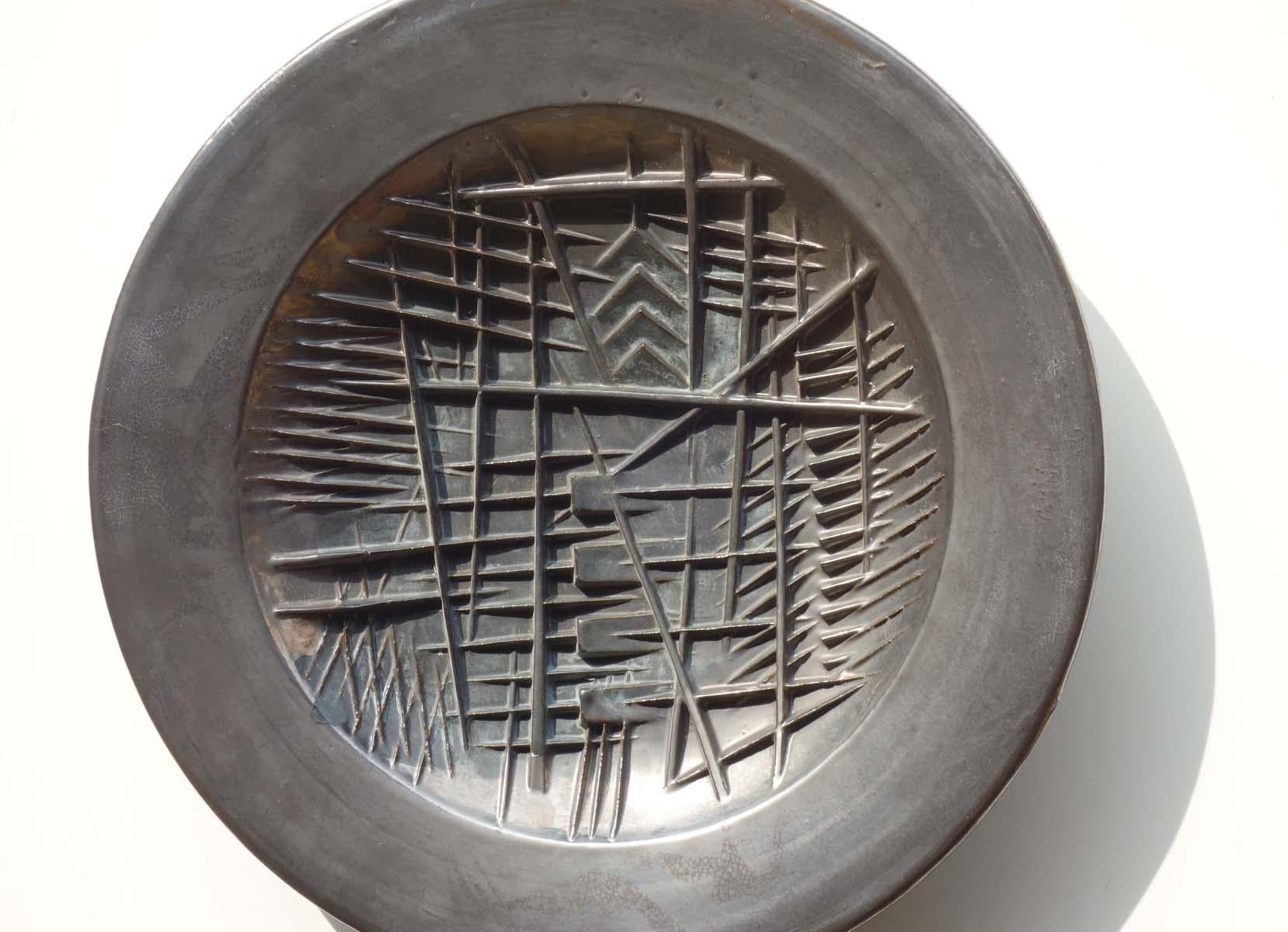 Plaque de sculpture
Arnaldo Pomodoro
Ceramiche Rossicone, Milan
Italie, 1982


Assiette en céramique Lusterware
Édition limitée 30/50

Signe de l'artiste sous la base
Excellente condensation




