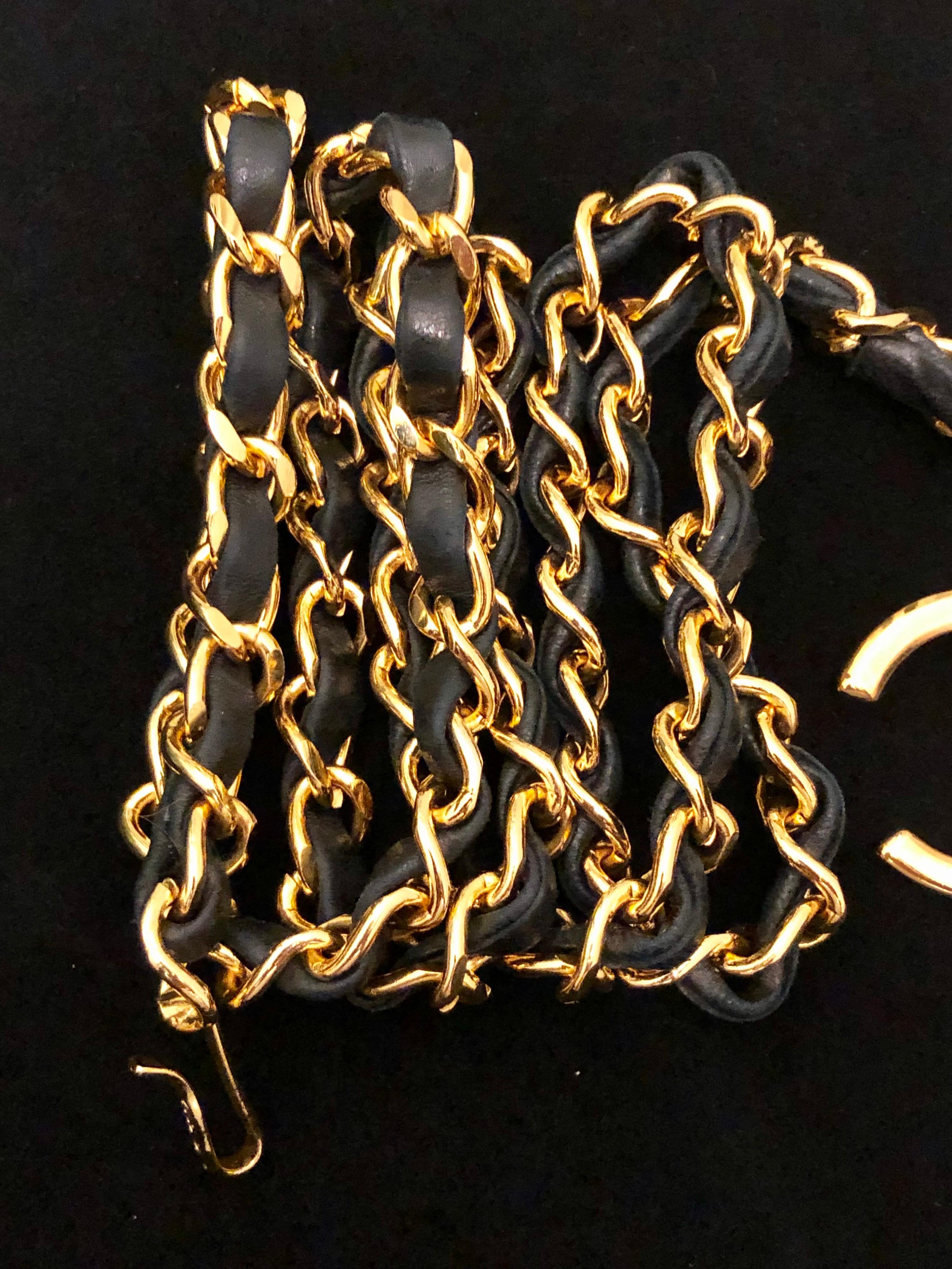 Rare Vintage Chanel gold toned chain belt interlaced with black leather featuring a CC charm. Stamped Chanel 1982. Measures approximately 94 cm in length (excl charm) Charm 4.0 x 4.5 cm.

Condition - Some signs wear on leather. 
