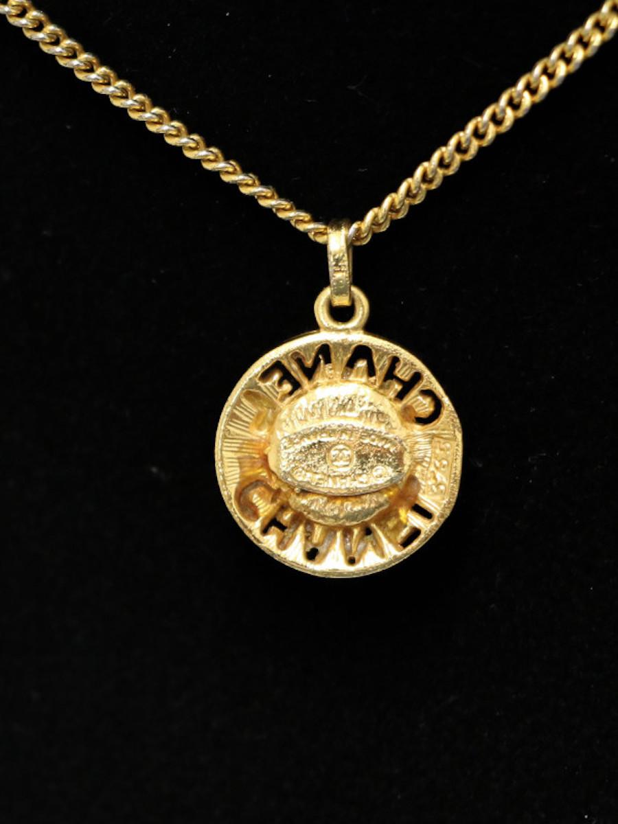Bellissima collana corta con ciondolo rotondo firmato Chanel e perla in resina al centro.
Condizioni: molto buone
Prodotto in Francia
Materiale: metallo, resina
Colore: oro, madreperla
Dimensioni: lunghezza totale 40 cm, diametro del ciondolo 2
