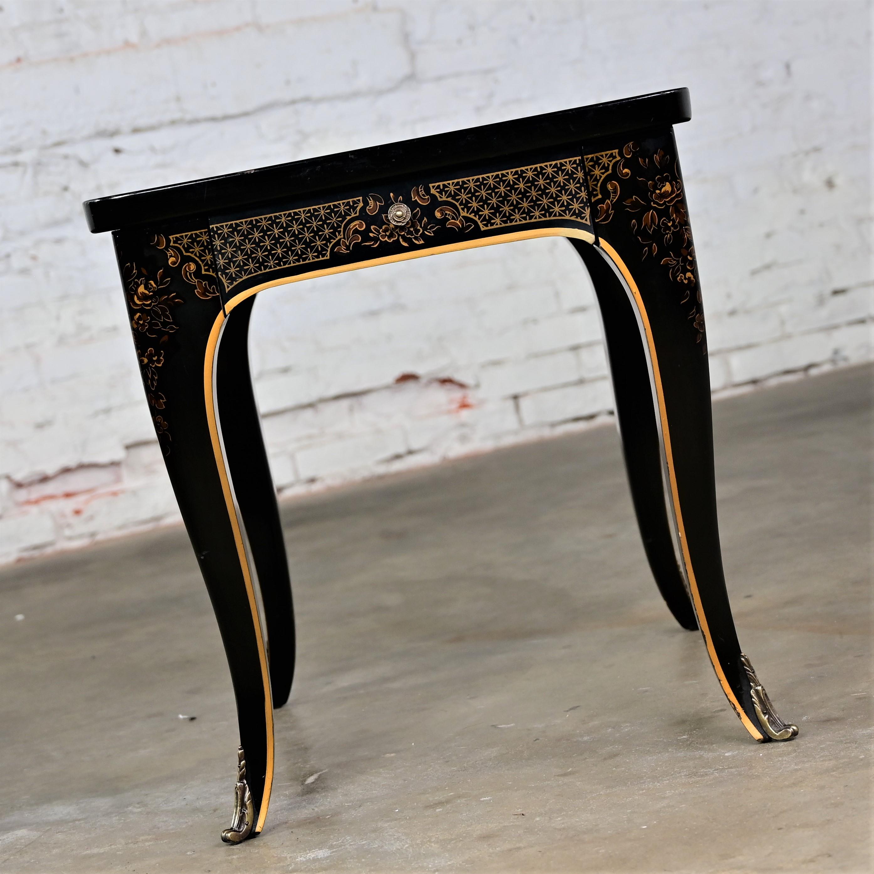 Outstanding vintage Drexel Heritage ET Cetera collection chinoiserie black painted end table or side table featuring black lacquered insert framed with burlwood top, gold details, ormolu accents, and a brass pull on the drawer. Beautiful condition,