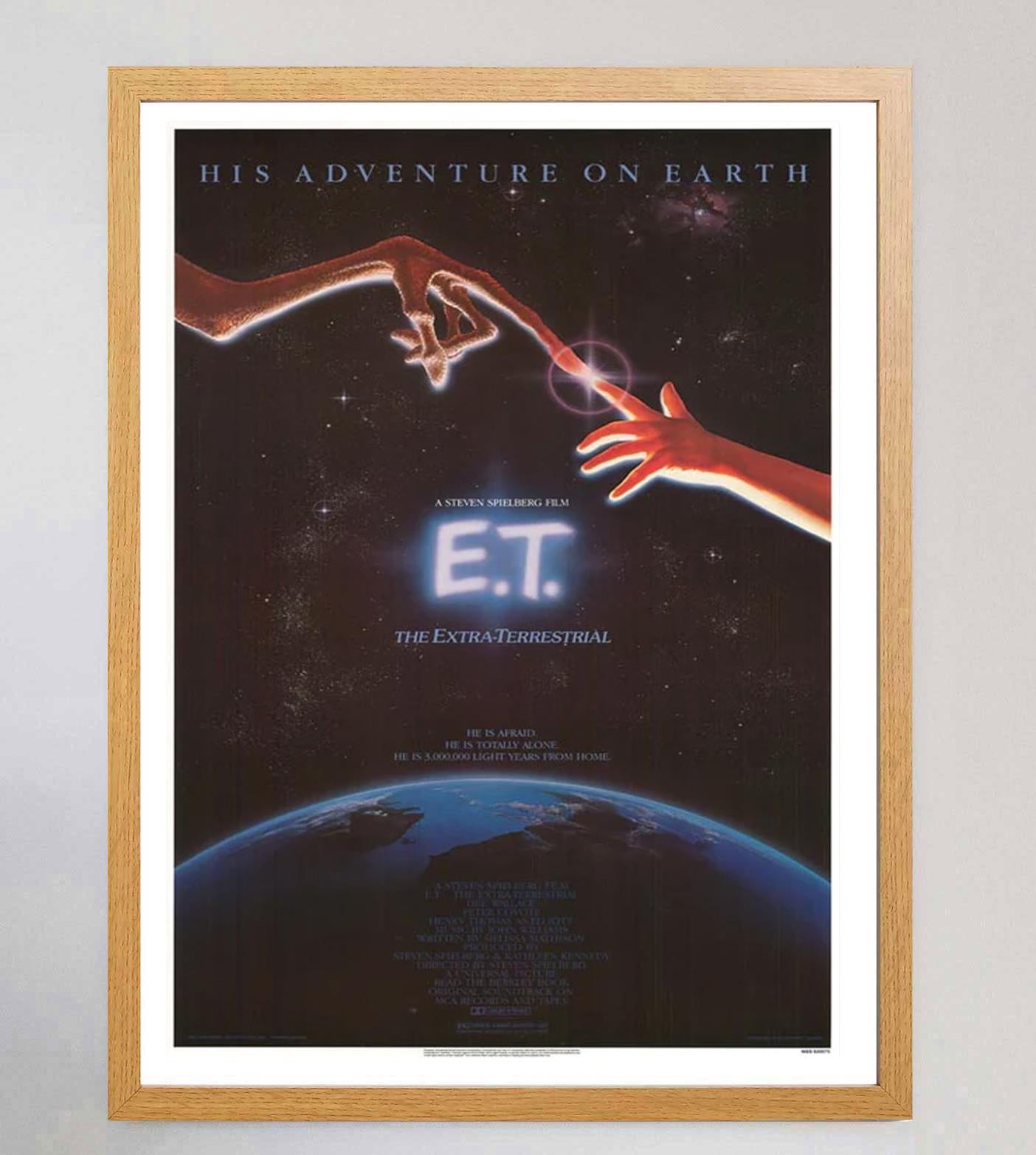 1982 E.T. The Extra Terrestrial Original Vintage Poster In Good Condition For Sale In Winchester, GB