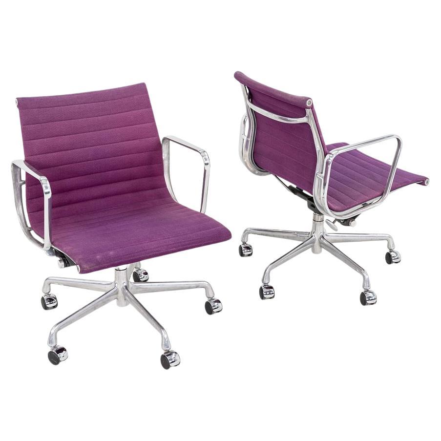 1982 Herman Miller Eames Aluminum Management Desk Chair in Purple Fabric For Sale