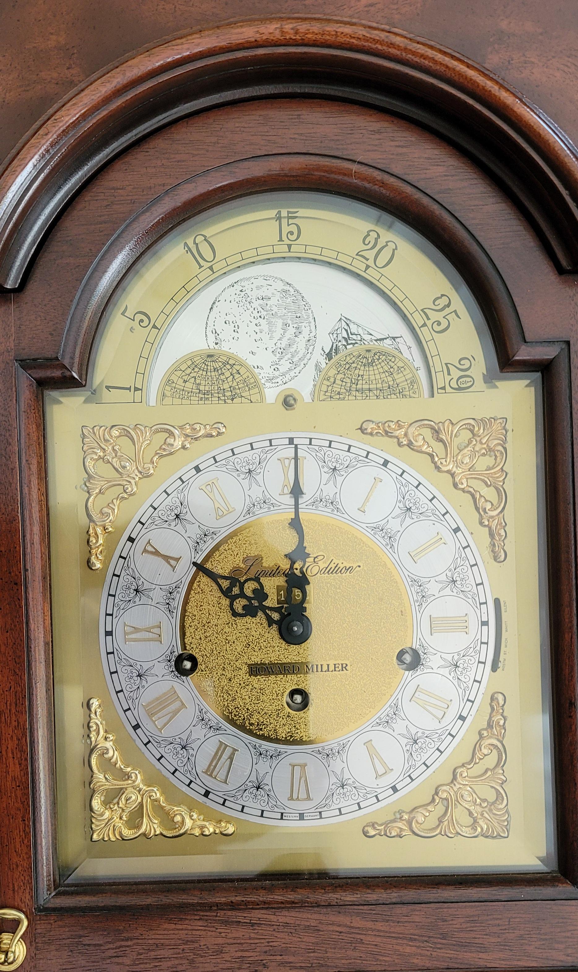 1982 Horloge de manteau Howard Miller Limited Edition Mahogany Hourglass II en vente 2