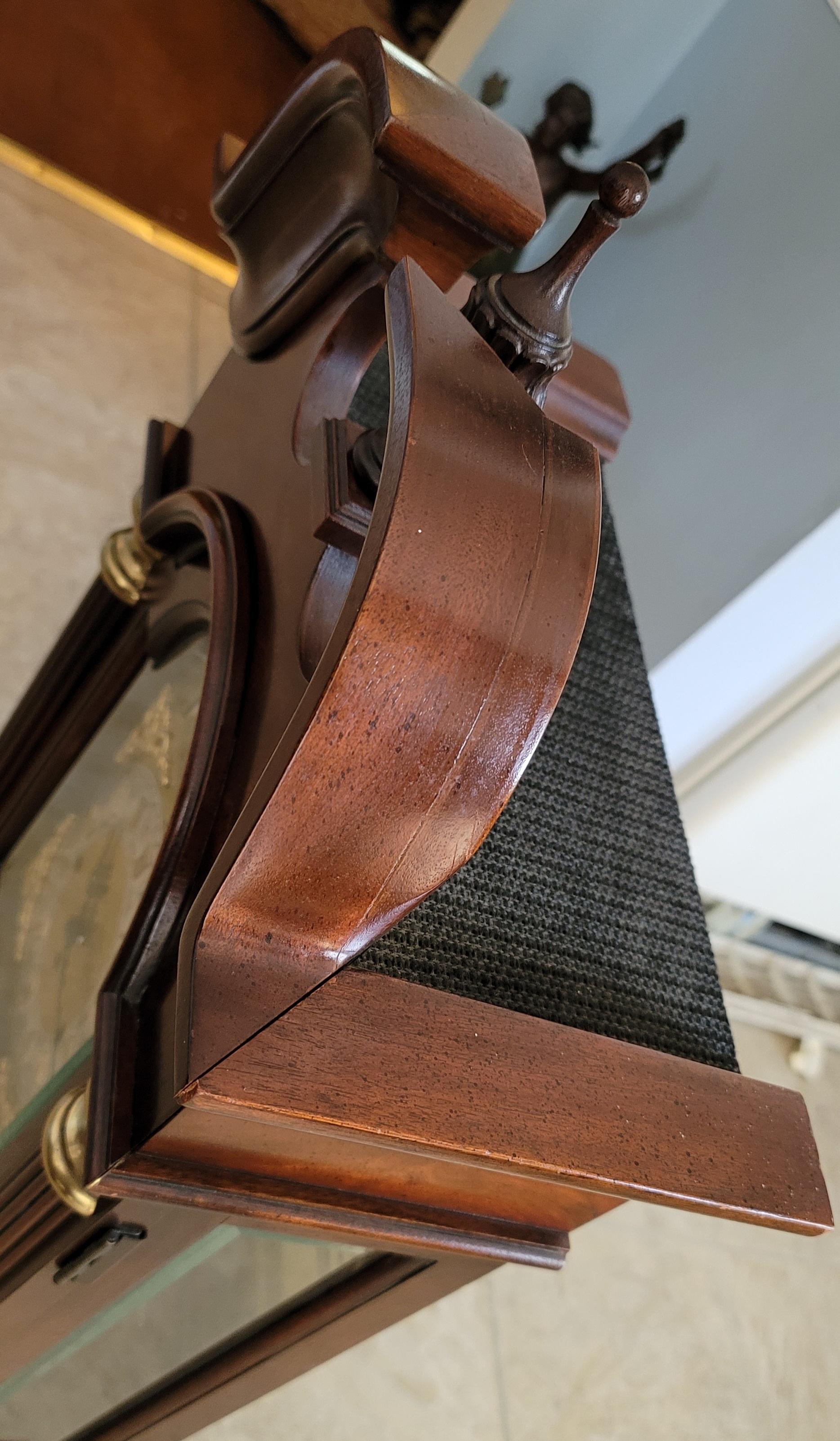 1982 Horloge de manteau Howard Miller Limited Edition Mahogany Hourglass II en vente 3