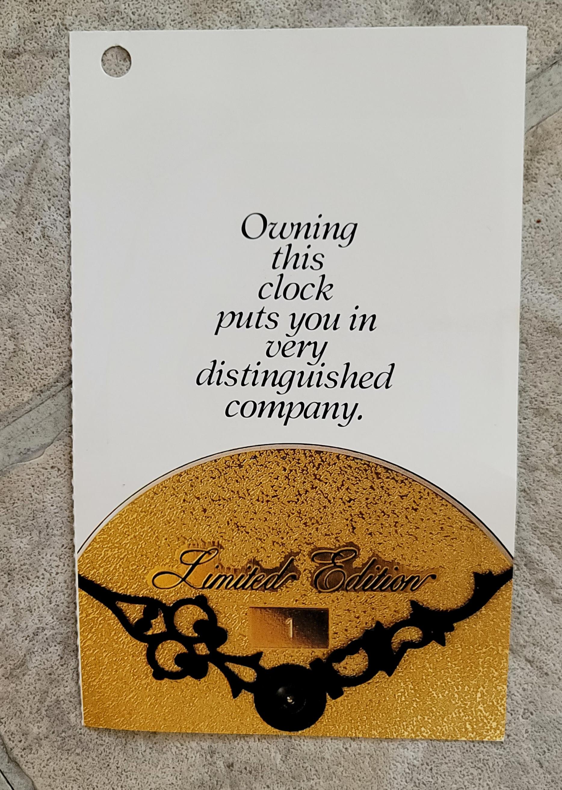 1982 Horloge de manteau Howard Miller Limited Edition Mahogany Hourglass II en vente 8