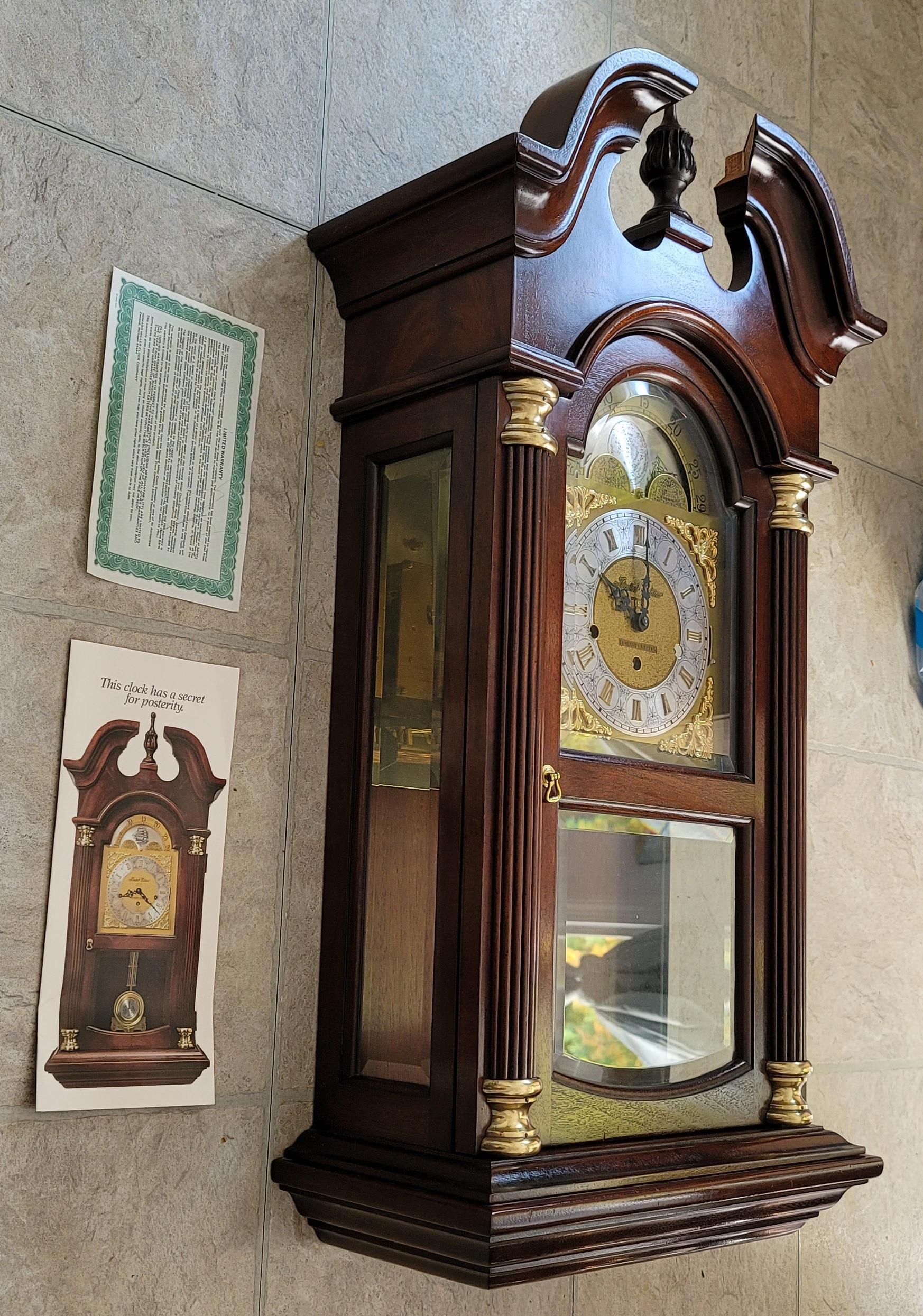 1982 Horloge de manteau Howard Miller Limited Edition Mahogany Hourglass II en vente 12