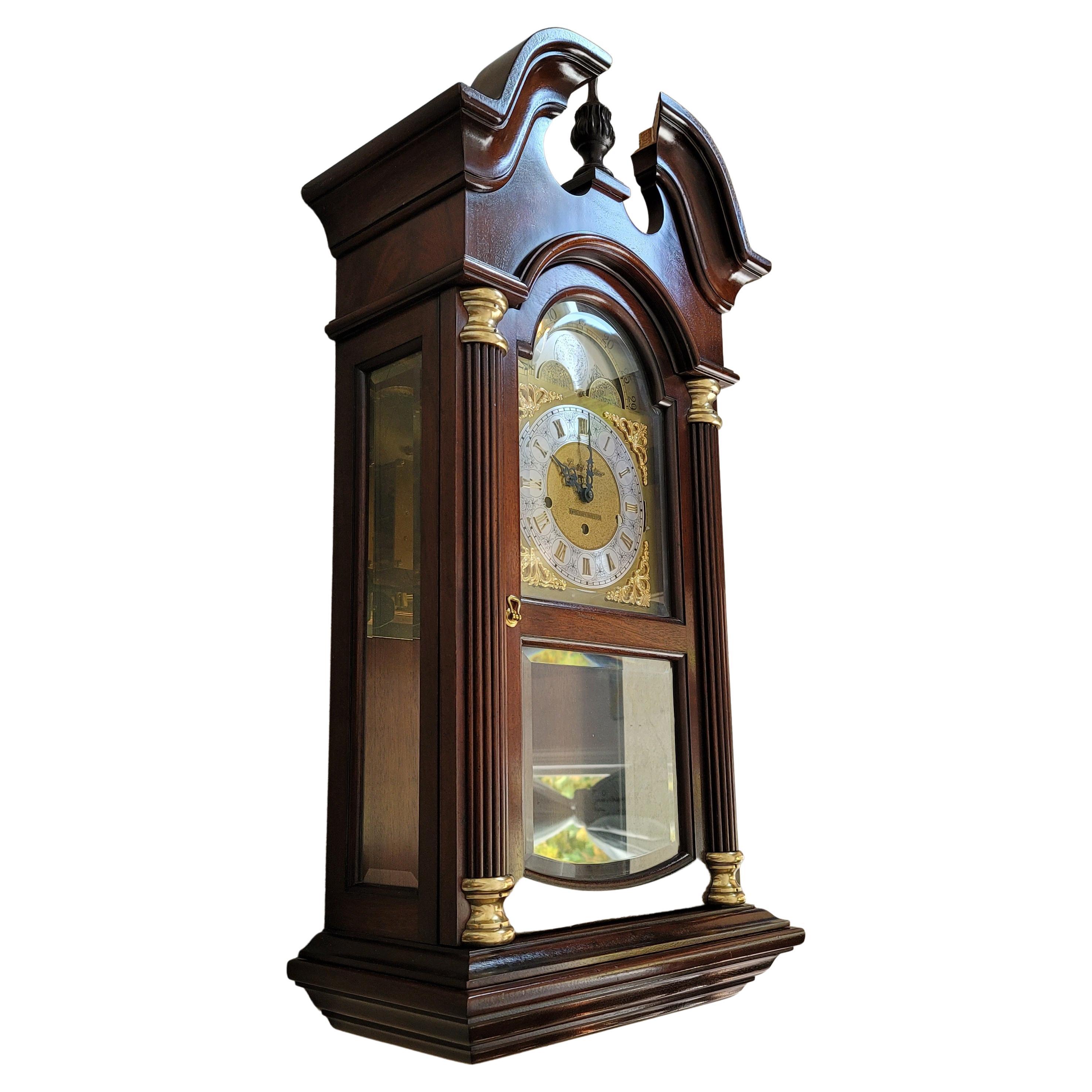 Moderne 1982 Horloge de manteau Howard Miller Limited Edition Mahogany Hourglass II en vente