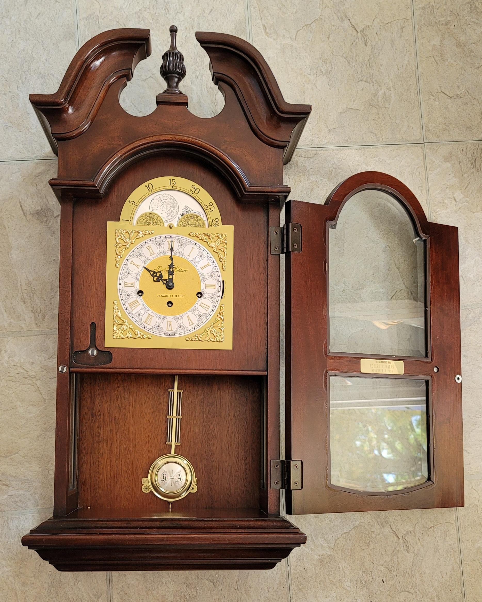 Américain 1982 Horloge de manteau Howard Miller Limited Edition Mahogany Hourglass II en vente