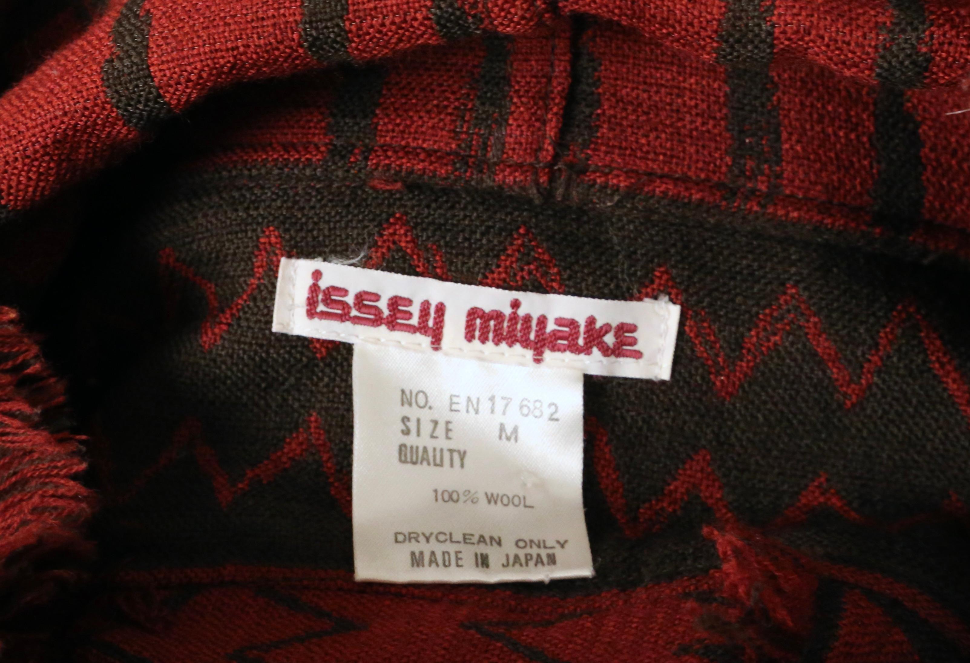 1982 ISSEY MIYAKE top RUNWAY in stile samurai africano in tela di fango intrecciata in vendita 7