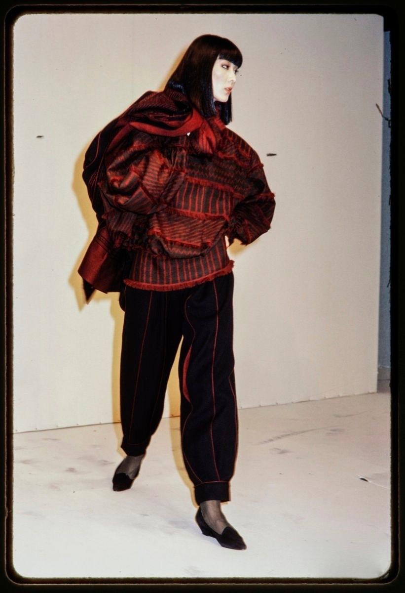 1982 ISSEY MIYAKE top RUNWAY in stile samurai africano in tela di fango intrecciata in vendita 8