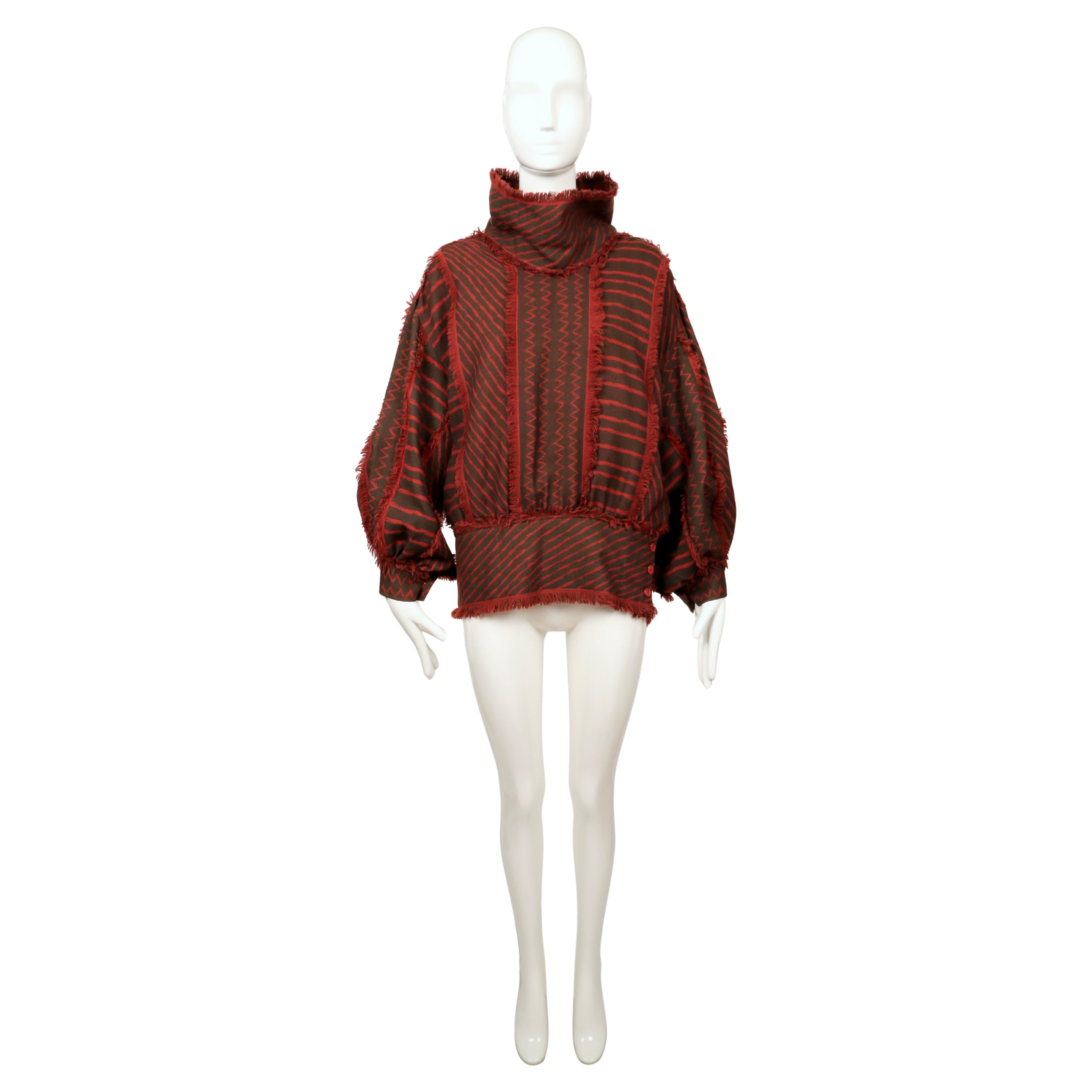 
Rarissima tunica in stile samurai africano di Issey Miyake della collezione autunno 1982. Questo stesso pezzo è stato presentato in passerella, il che lo rende un esempio particolarmente significativo e da collezione dei primi lavori di Miyake.