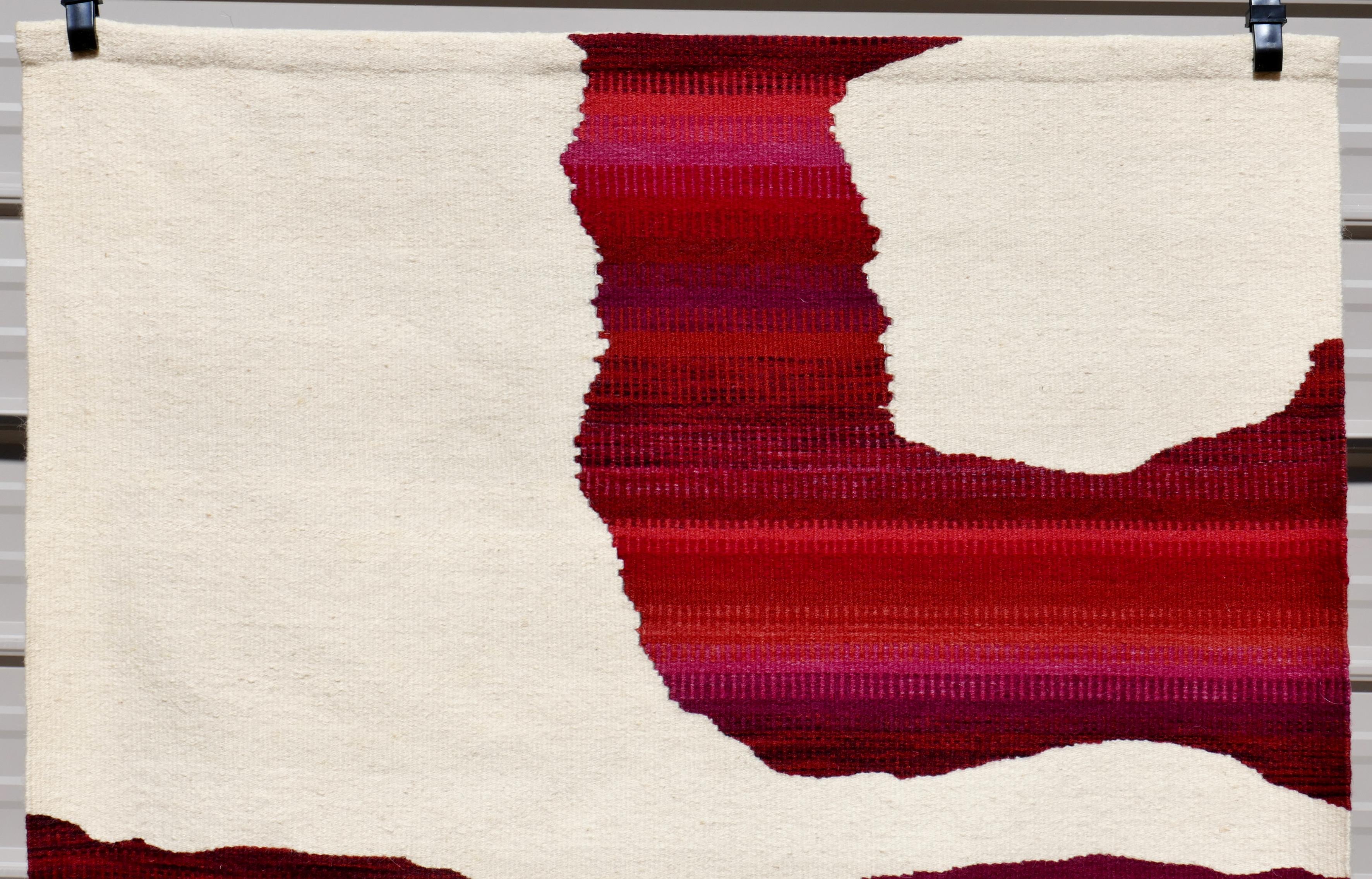 Künstlerin: Kathy Merten (Amerikanerin, Faserkünstlerin aus San Diego)
Titel: Unbenannt
Jahr: 1982
Medium: Handgewebter Wollteppich auf Leinenkette
Abmessungen: 60