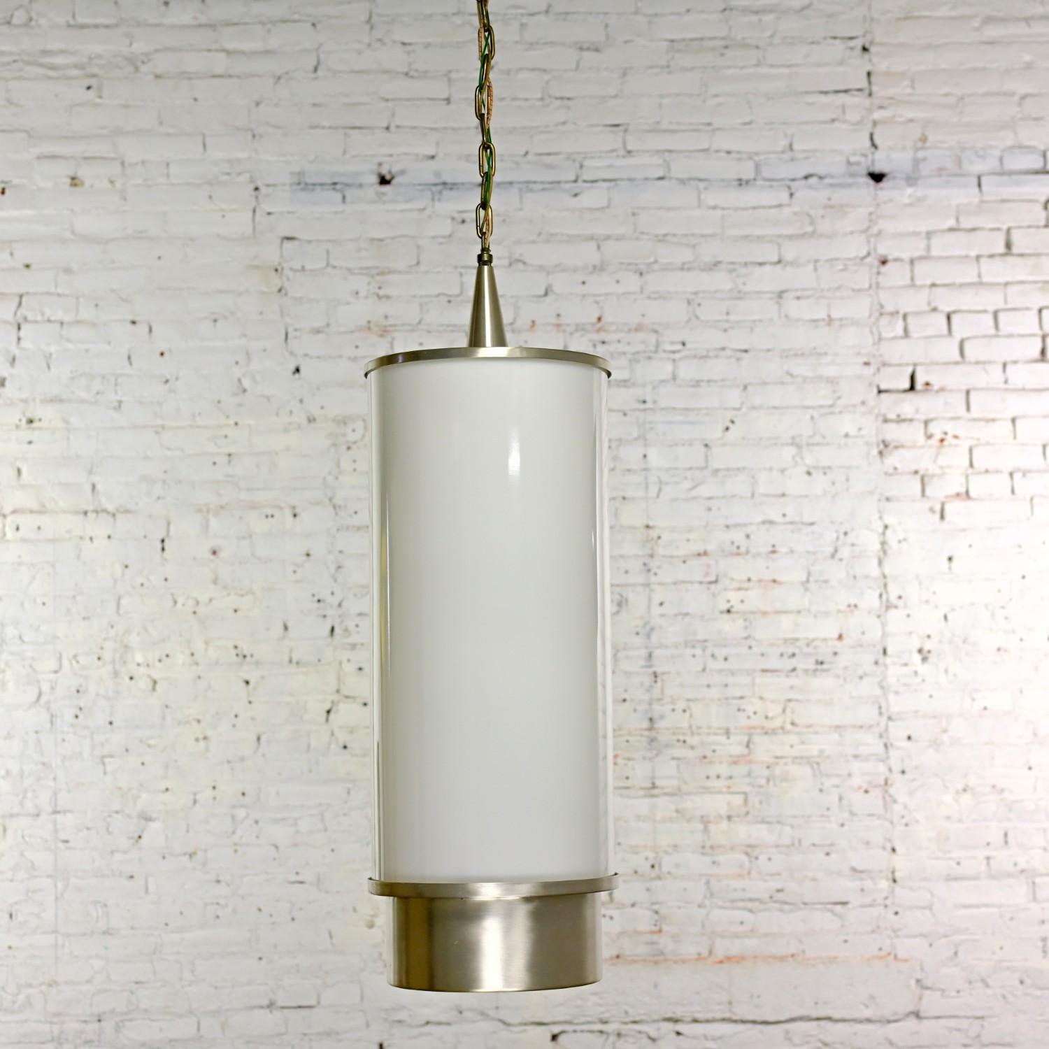 Magnificent Art Deco Revival weißem Milchglas & Aluminium monumentalen Zylinder Pendelleuchten von Visa Lighting fest verdrahtet & bestehend aus einem Milchglas-Zylinder-Schirm, gesponnen Aluminium Basis, Top-Rand (oder Flansch), Baldachin, & Kegel