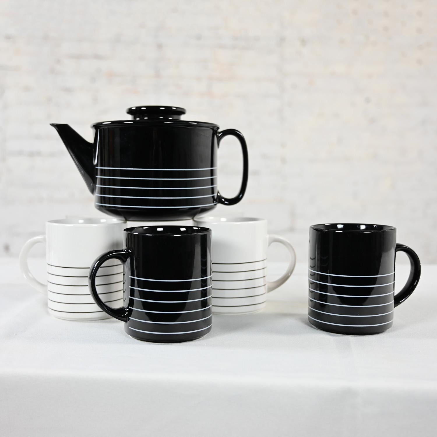 1982 Modern Copco Black & White Glazed Ceramic Teapot & 4 Mugs by Sam Lebowitz  In Good Condition For Sale In Topeka, KS