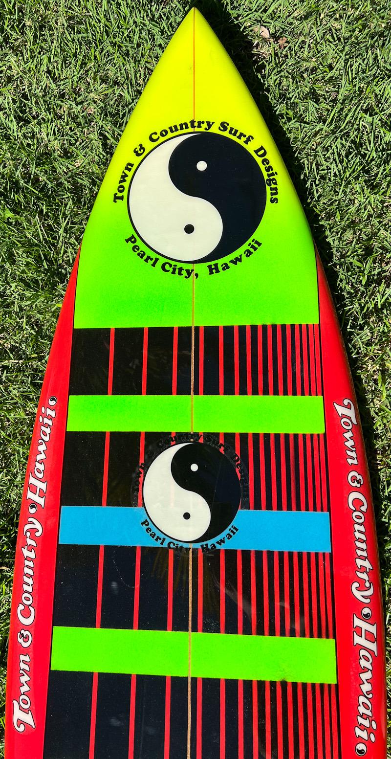 Town and Country Twin-Fin Surfboard von Glenn Minami, 1982 (Ende des 20. Jahrhunderts)