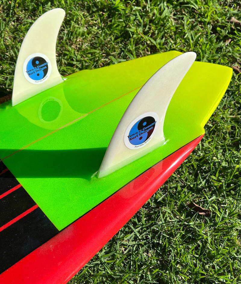 Town and Country Twin-Fin Surfboard von Glenn Minami, 1982 (Glasfaser)