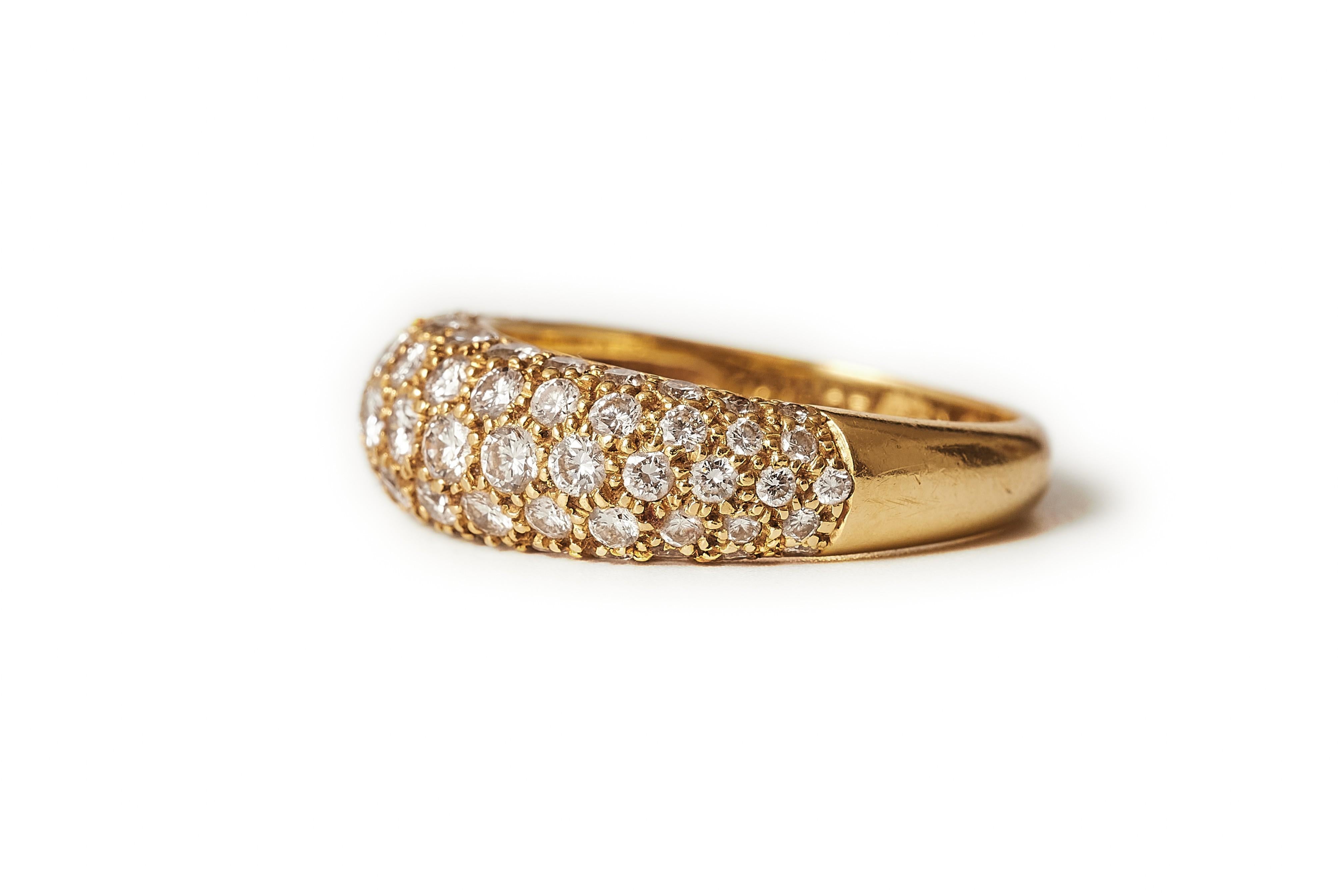1982 Van Cleef & Arpels 0.8ct pavé diamond 18k yellow gold band dome ring For Sale 1