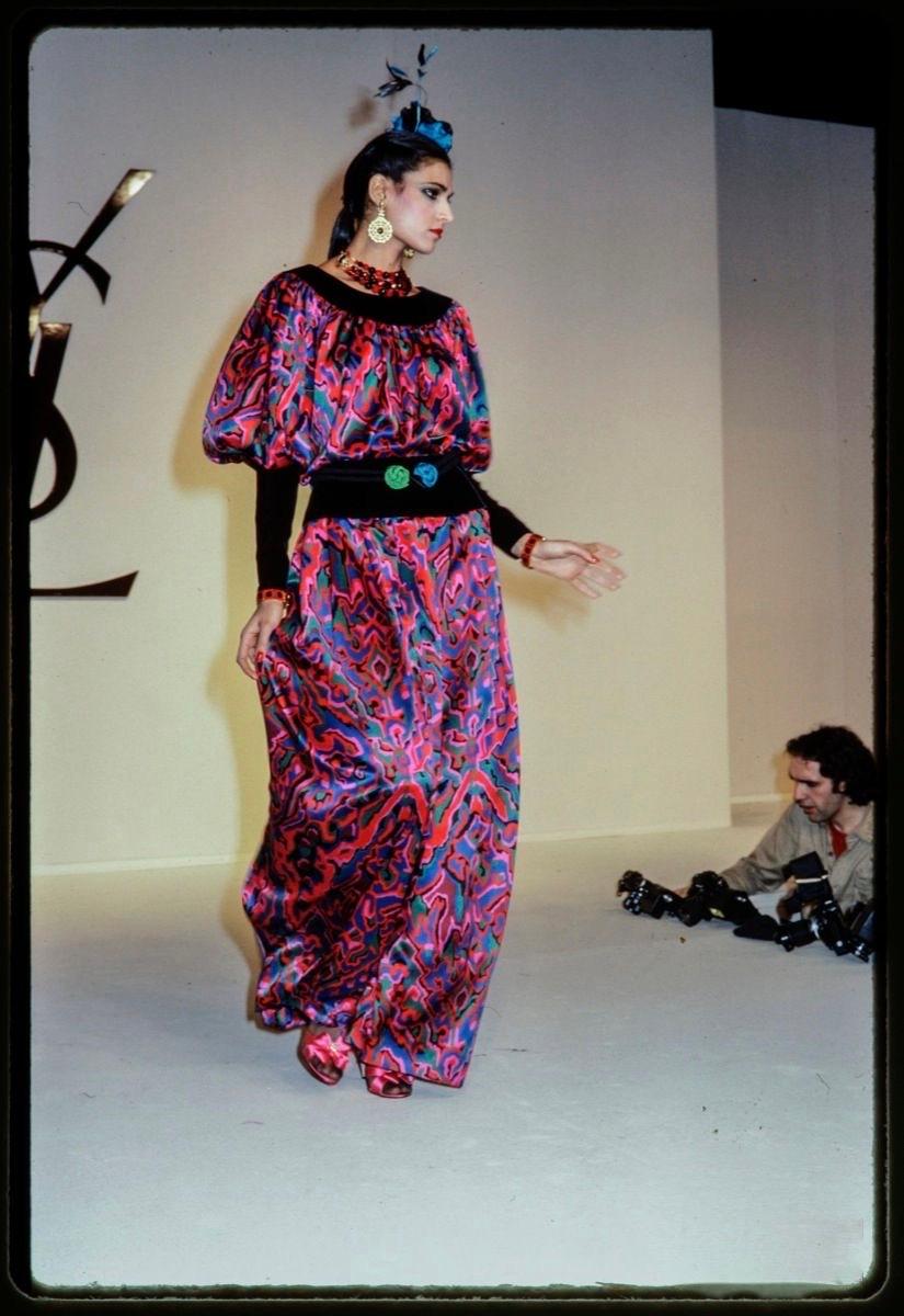 1982 Yves Saint Laurent top e gonna RUNWAY in seta stampata astratta in vendita 4