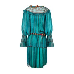 1982 Zandra Rhodes Tenue de ville imprimée turquoise avec travail de rubans