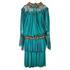 1982 Zandra Rhodes Tenue de ville imprimée turquoise avec travail de rubans