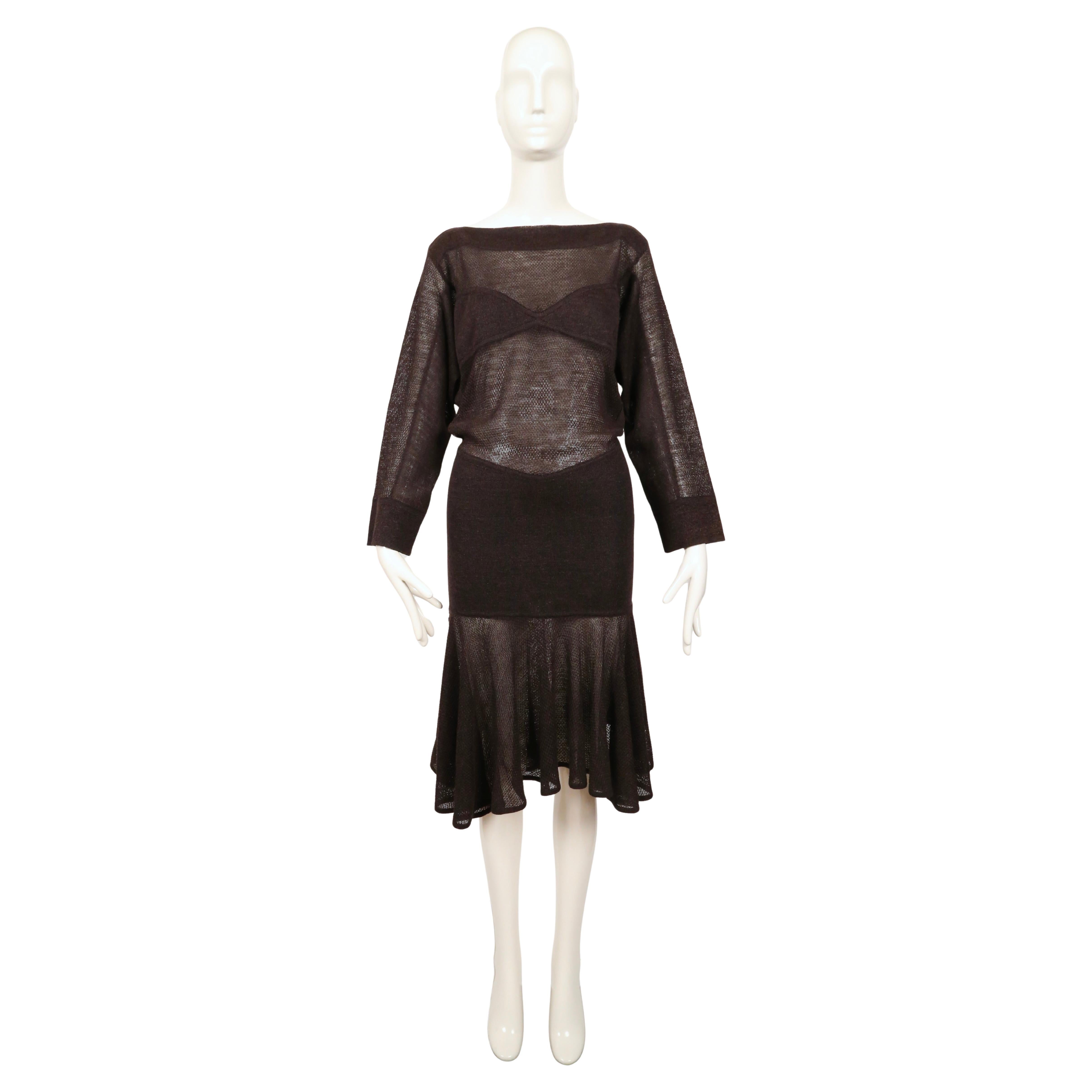 Rarissimo abito in maglia marrone intenso con pannelli trasparenti a illusione di Azzedine Alaia risalente alla sua prima collezione estiva del 1983.  Questo abito è realizzato in una maglia semitrasparente con pannelli a doppia maglia sapientemente