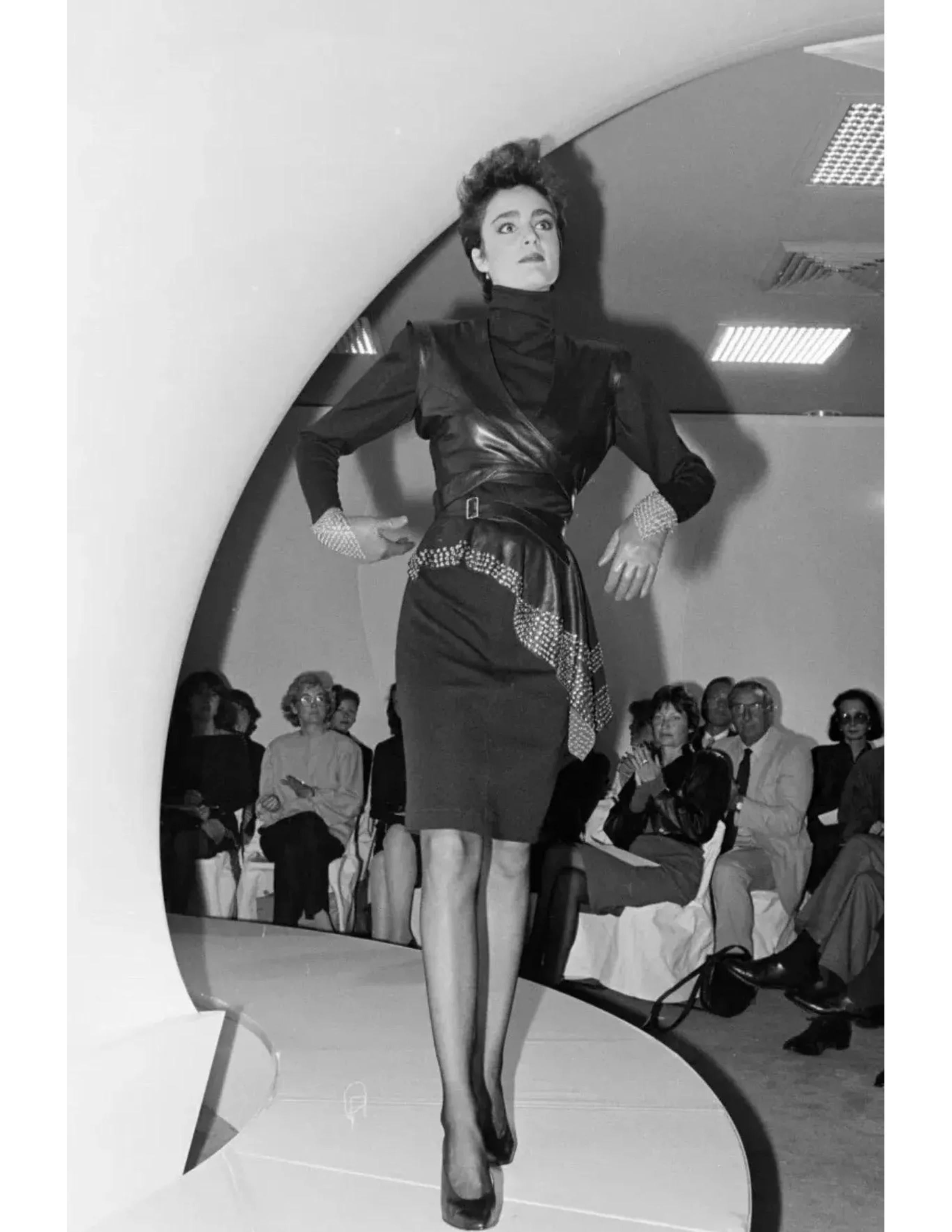 1983 AZZEDINE ALAIA weißes Baumwoll pique RUNWAY Wickeloberteil aus Baumwolle im Angebot 4
