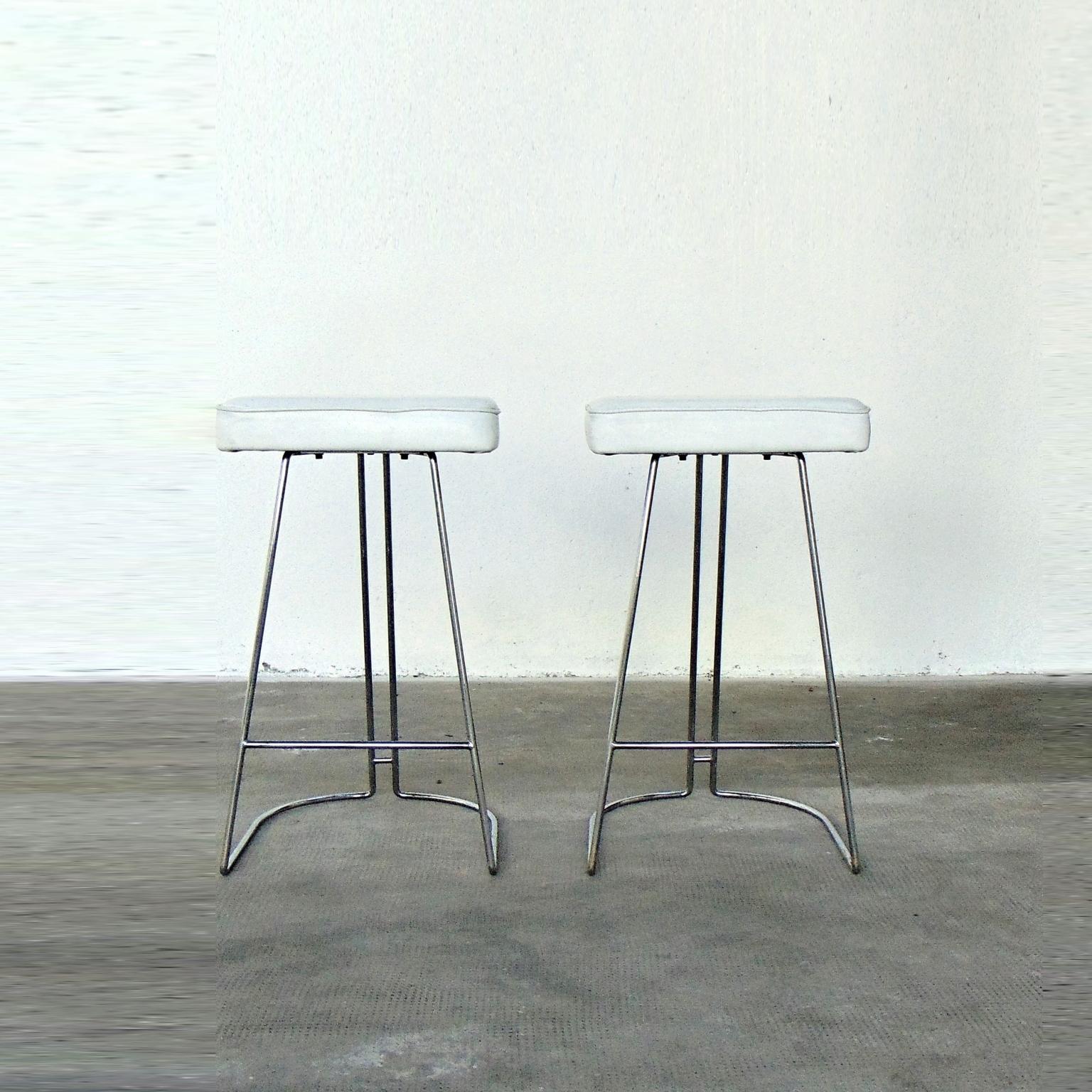 These two barstools or kitchen stools have a thick cushion and a strong chromed steel structure. Light and practical, they are ideal for a kitchen snack corner, a home or office bar corner or an entrance. Manufactured in the mid-1980s, they show no