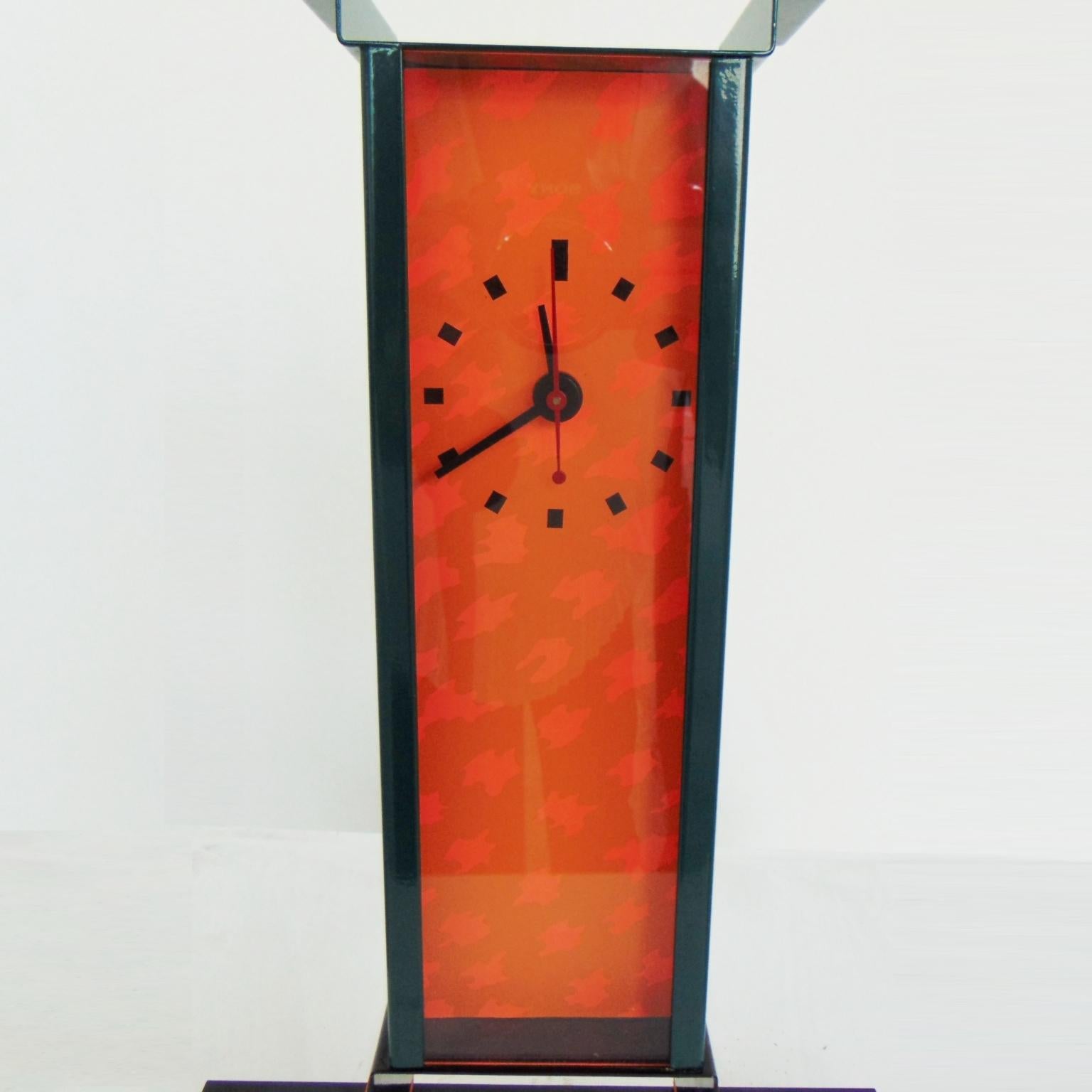 1983 G. Sowden Oppenheimer Table Clock Orange Green Enameled Steel Stained Ash In Excellent Condition In Arosio, IT