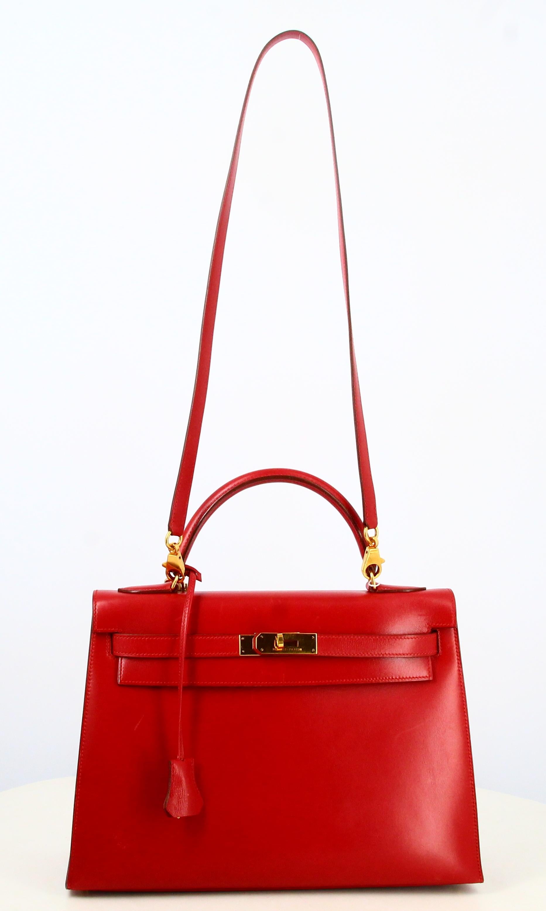 1983 Hermes Kelly Handbag Red Leather 

- Good condition. Slight traces of wear over time. 
- Hermes Handbag 
- Red leather shoulder strap 
- Clasp: Golden 
- Red leather interior