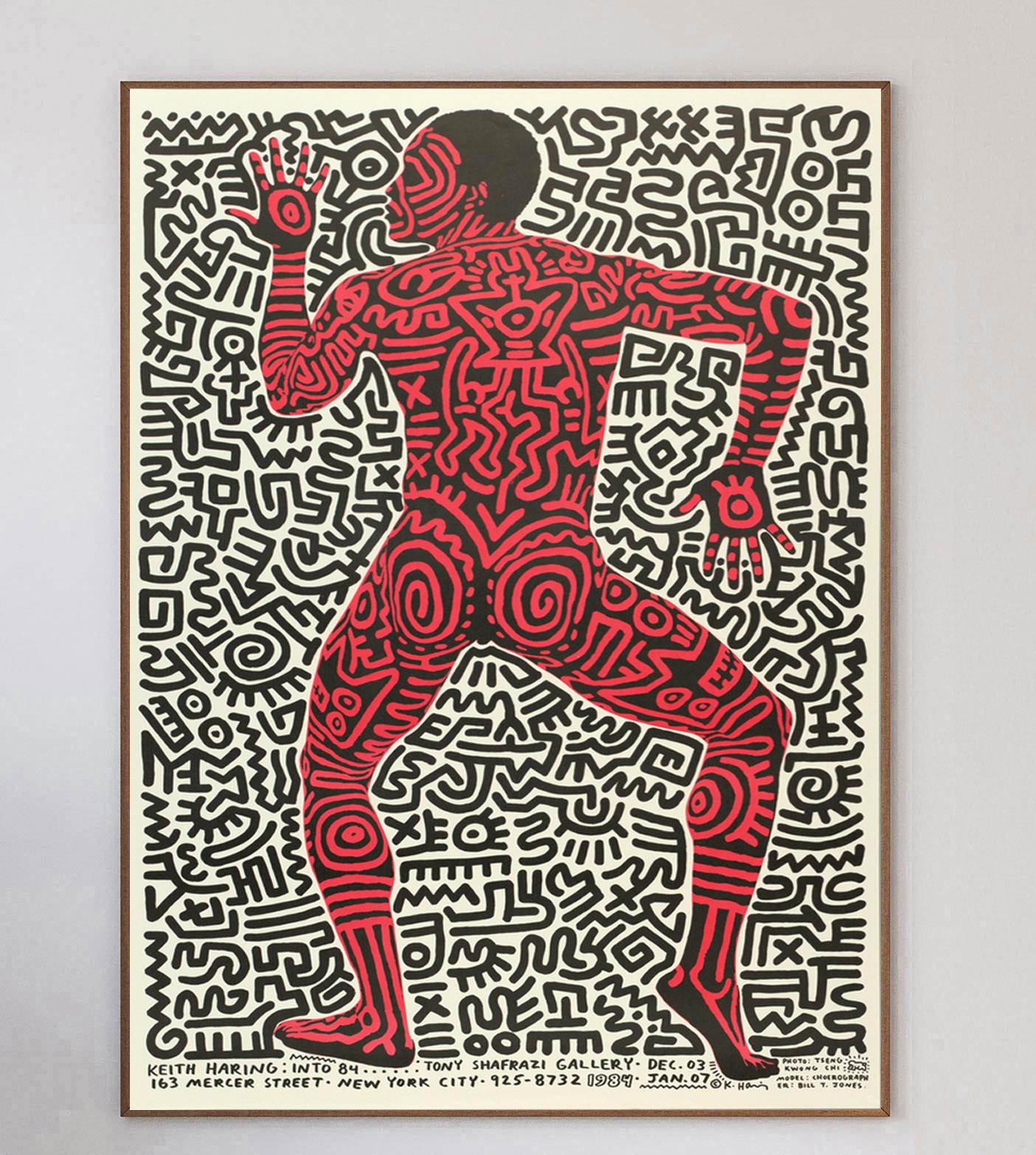 Représentant un personnage tourné vers la gauche, cette pièce étonnante et rare a été conçue par l'artiste pop et de rue américain Keith Haring. L'affiche a été créée par Haring pour promouvoir son exposition à la Tony Shafrazi Gallery de New York