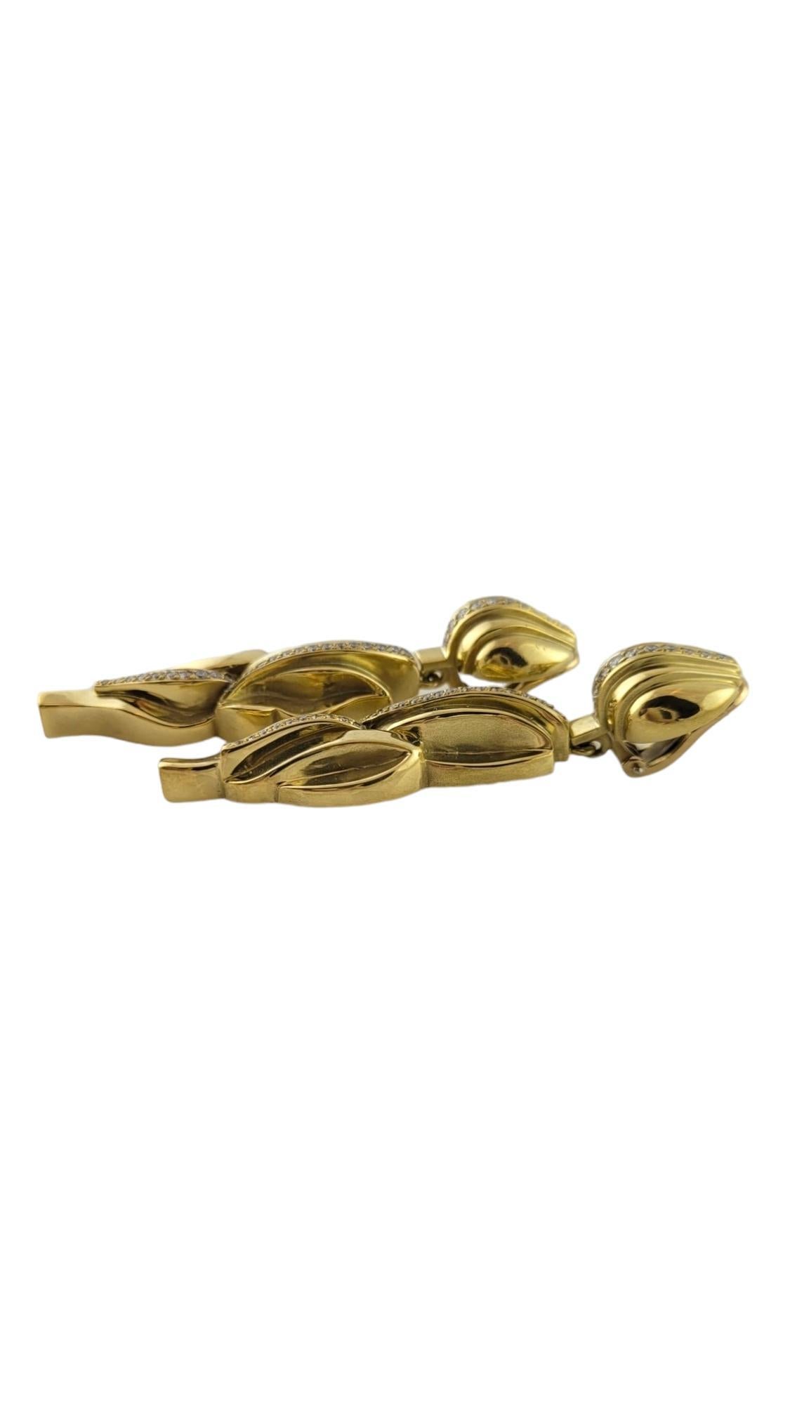 1983 Kieselstein Corde 18K Gelbgold Diamant-Baumel-Ohrringe

Diese wunderschönen Ohrringe sind aus 18-karätigem Gelbgold mit der für Kieselstein Corde charakteristischen matten Oberfläche gefertigt.

Ca. 1,45 ct Gesamtgewicht an Diamanten sind in
