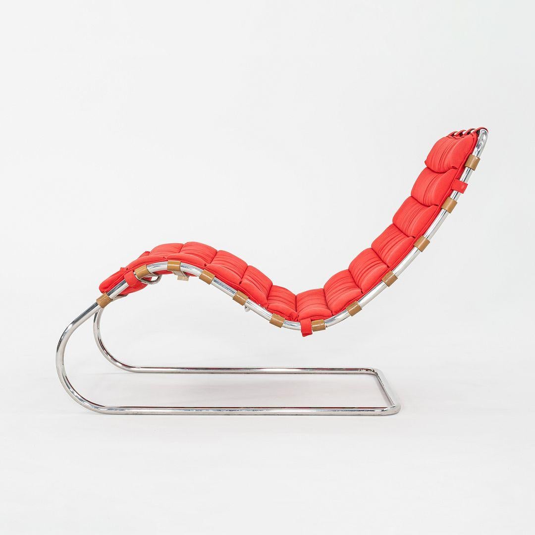 Il s'agit d'une chaise longue MR, conçue à l'origine par Mies van der Rohe pour Knoll en 1927. Cet exemple particulier a été produit aux États-Unis et date de 1983. La chaise est dotée d'un coussin rembourré en tissu rouge qui repose sur un cadre en