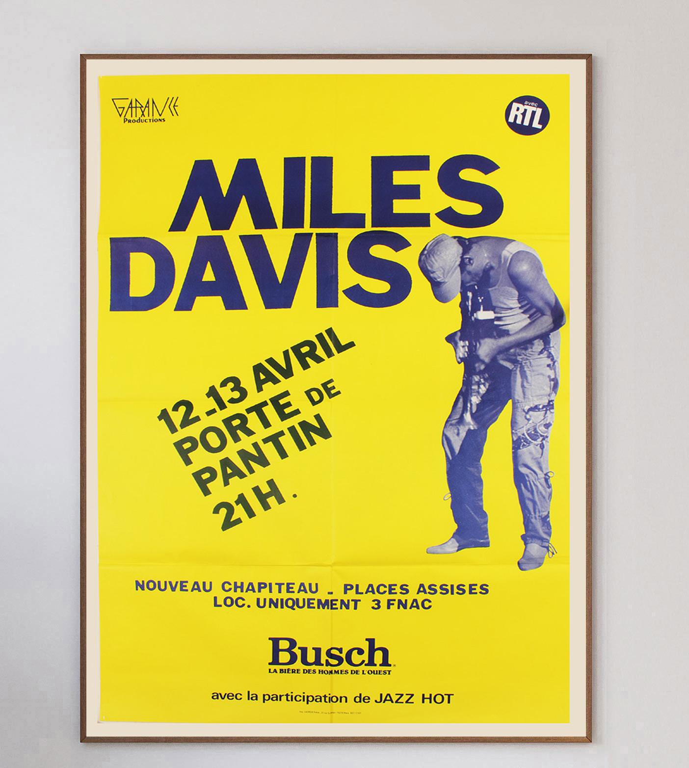Belle et vibrante affiche annonçant le concert du grand jazzman Miles Davis à Paris, Porte de Pantin, en avril 1983. Avec des albums emblématiques tels que Kind of Blue, Miles Davis est considéré comme l'un des plus grands artistes du XXe siècle, et