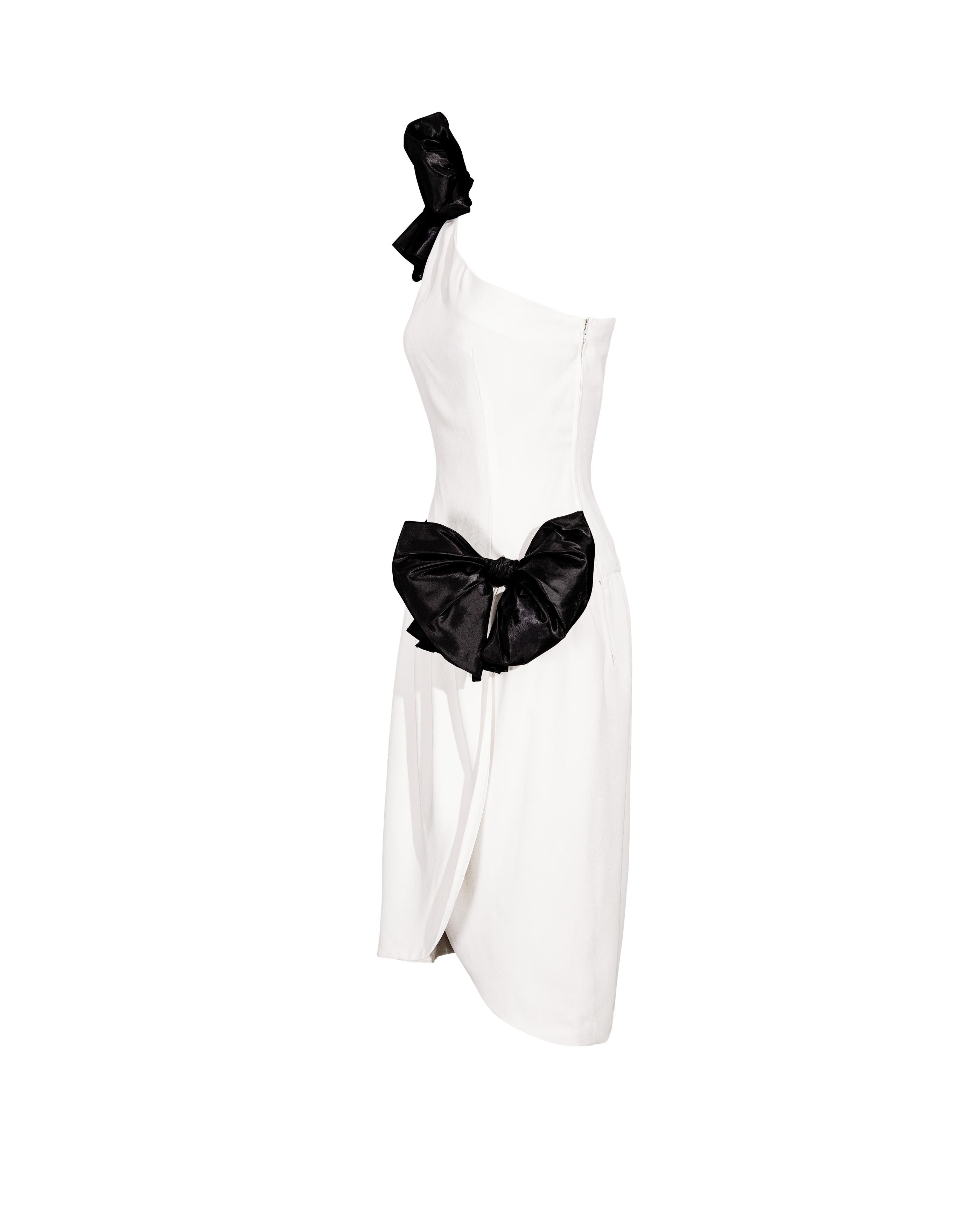 1983 Oscar de la Renta White Asymmetrical Above-Knee Dress with Bows In Excellent Condition For Sale In North Hollywood, CA