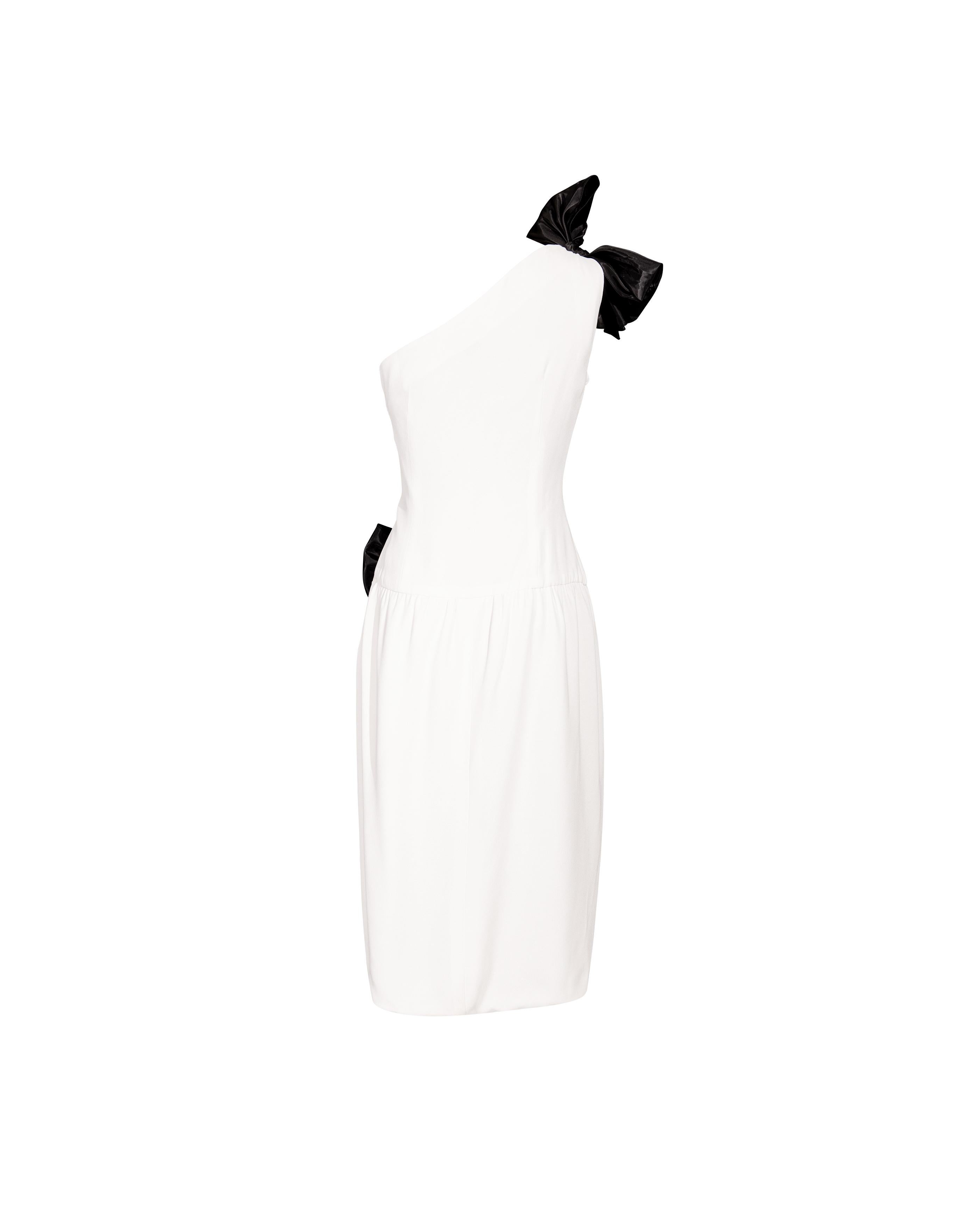 1983 Oscar de la Renta Weißes asymmetrisches Above-Knee-Kleid mit Schleifen, weiß Damen im Angebot