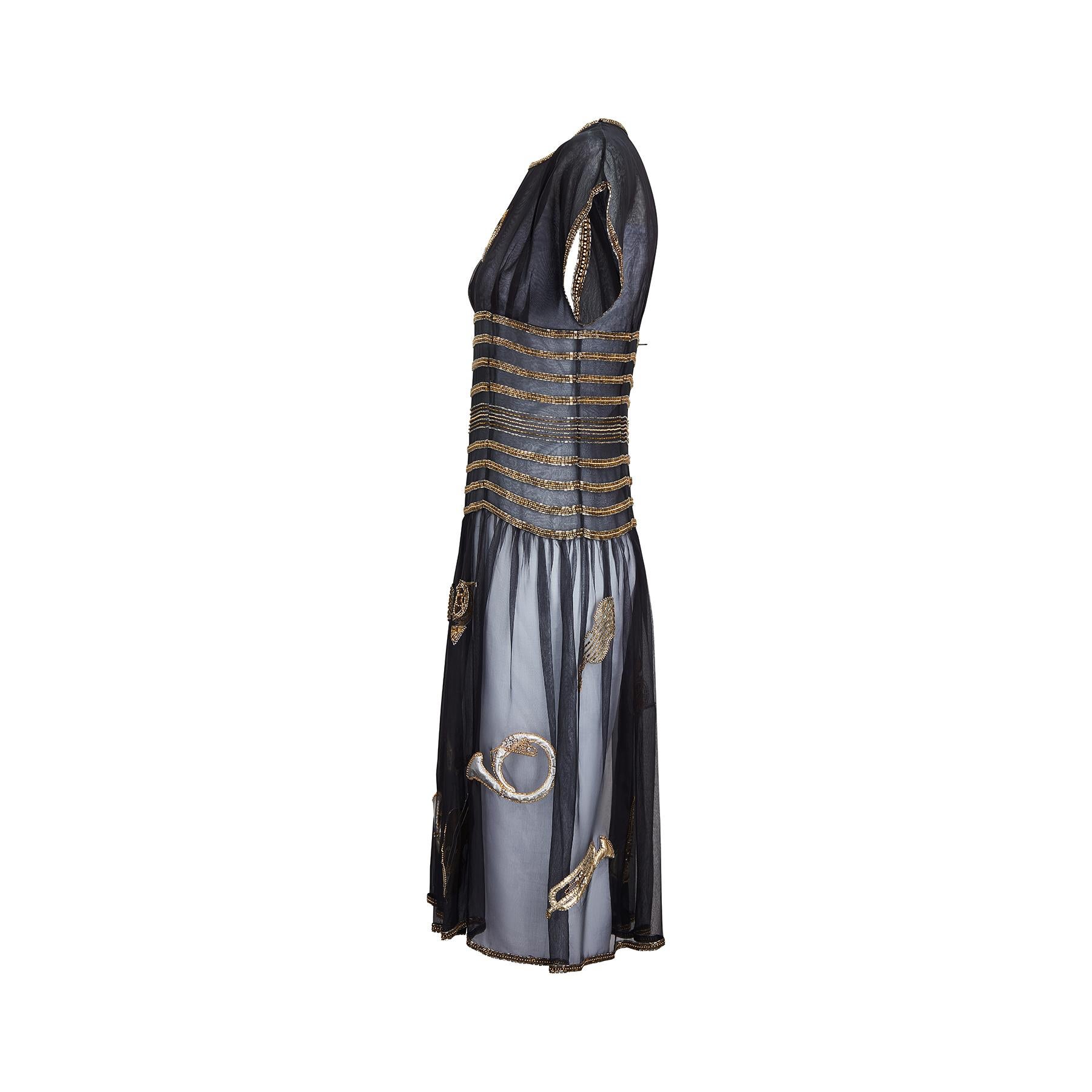 Il s'agit d'une belle et rare robe d'instrument de musique de Chloé, documentée par une piste d'atterrissage.  Une pièce qui fait sensation, créée par Karl Lagerfeld dans la collection printemps/été 1983. Les robes ornées de perles, aux thèmes