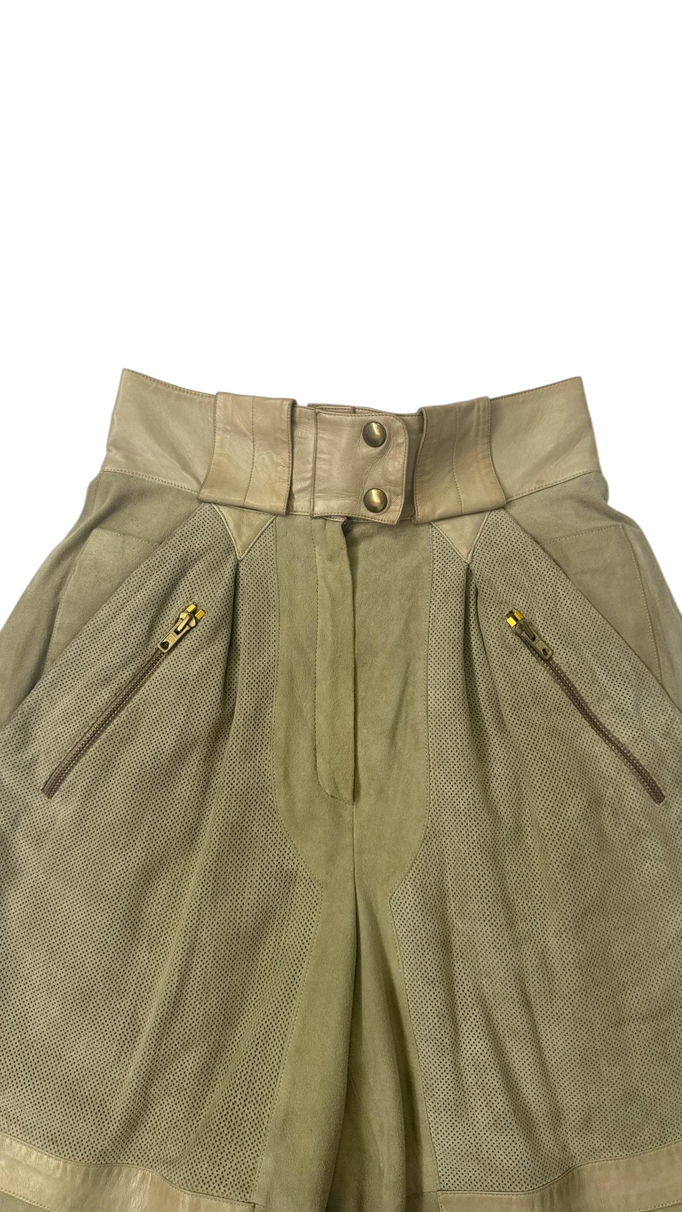 1983 S/S Claude Montana x IDEAL CUIR Laufstegbomber aus braunem Leder und Bermudashorts im Angebot 6