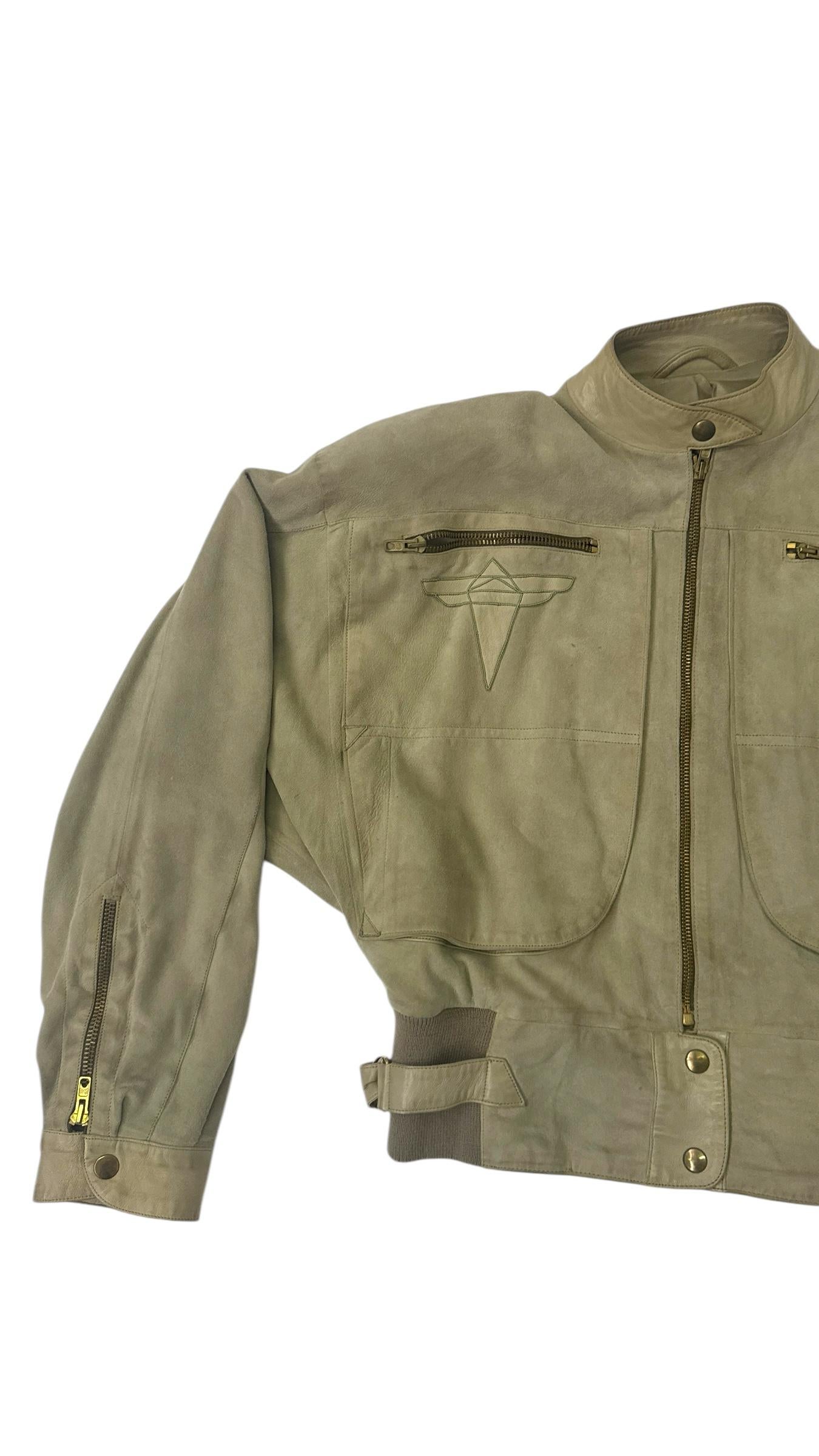 1983 S/S Claude Montana x IDEAL CUIR Laufstegbomber aus braunem Leder und Bermudashorts im Angebot 11