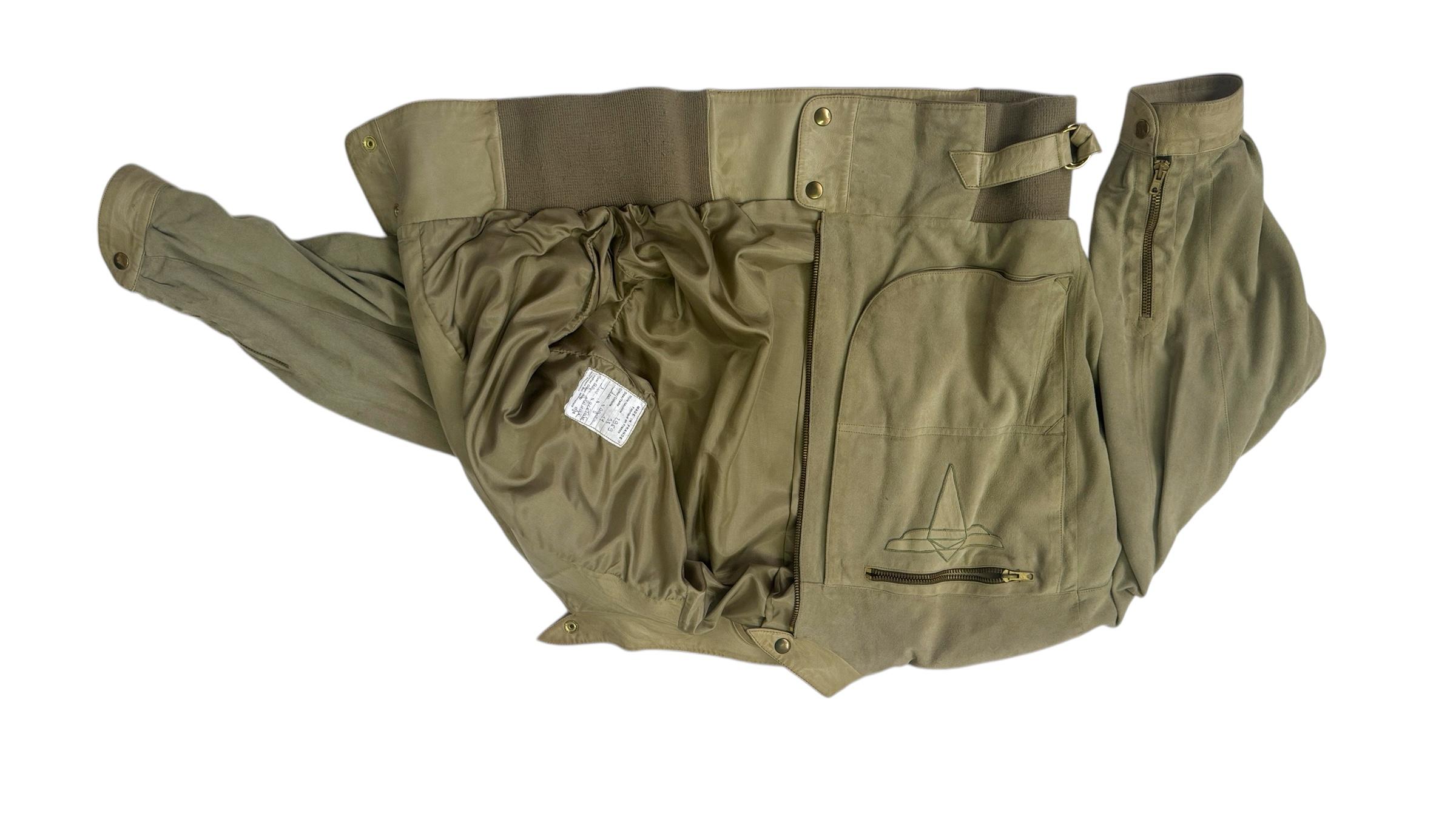 1983 S/S Claude Montana x IDEAL CUIR Laufstegbomber aus braunem Leder und Bermudashorts im Angebot 13