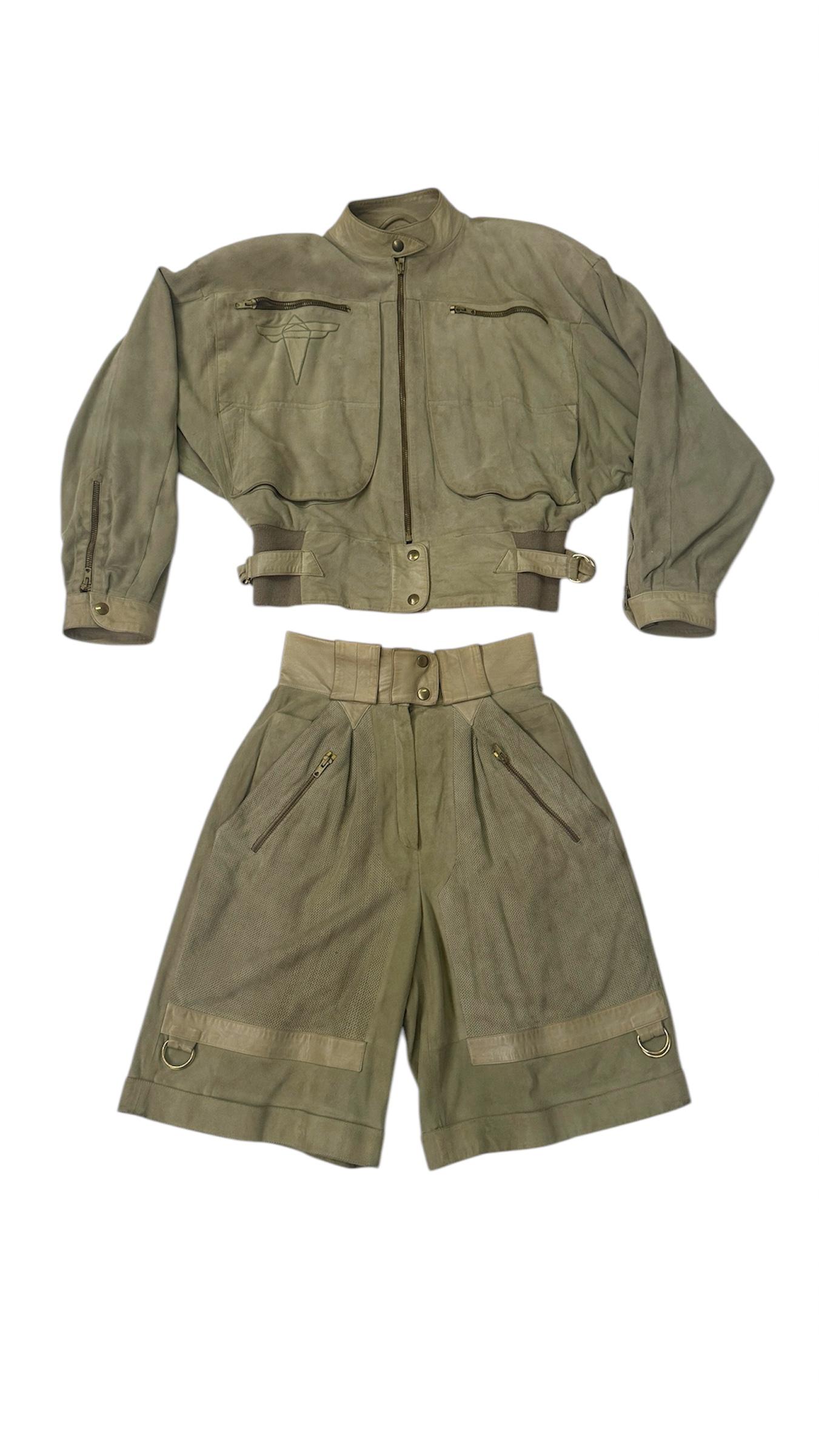 Äußerst seltenes zweiteiliges Ensemble von Claude Montana, das in Zusammenarbeit mit dem renommierten französischen Lederatelier Ideal Cuir entstand und 1983 auf dem Laufsteg zu sehen war. Ein eindrucksvolles Beispiel für Montanas kühne und