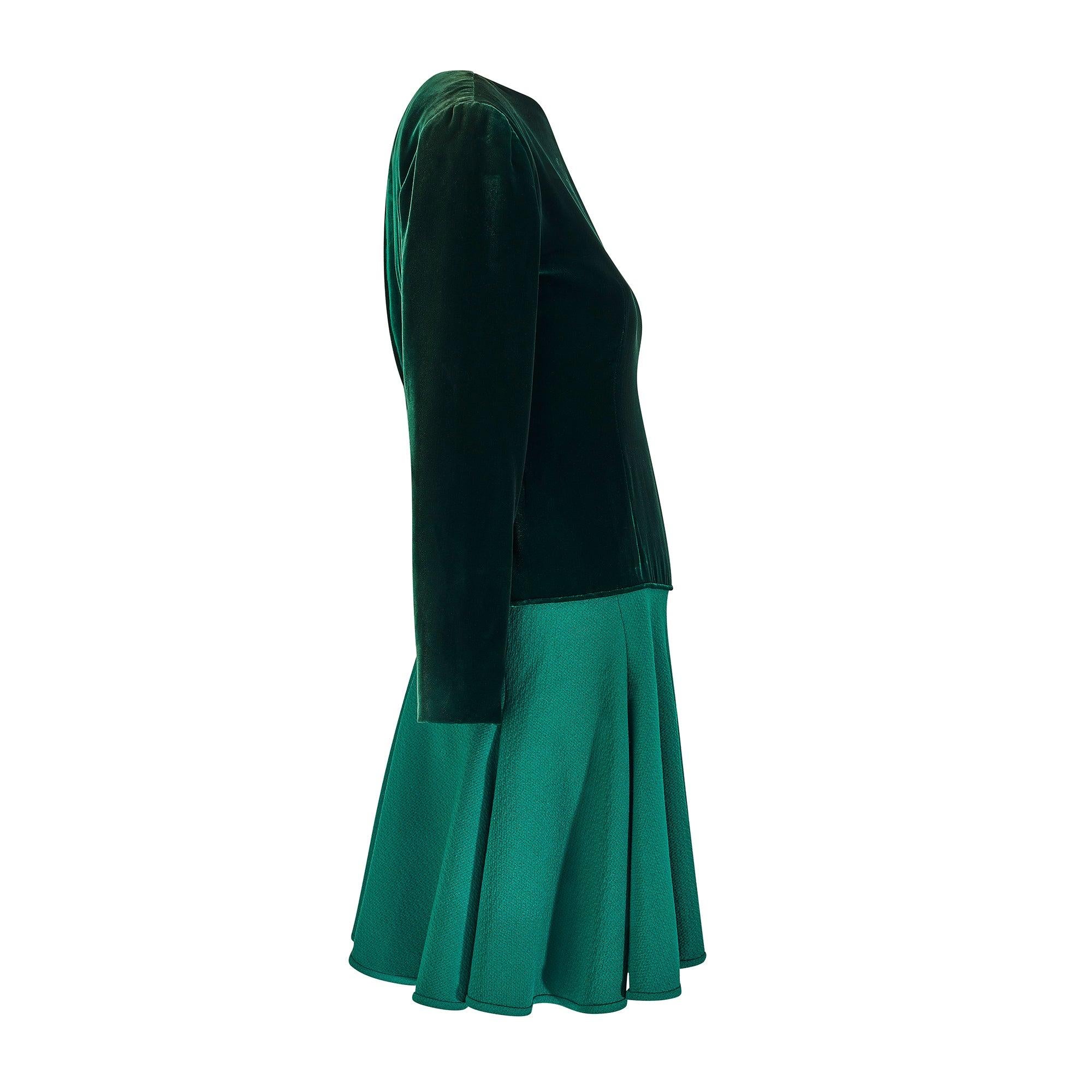 Cette élégante robe de cocktail a été conçue dans le cadre de la collection haute couture d'automne 1983 de Valentino. De nombreux clients de haute couture demandent des variations mineures par rapport aux looks de défilé et nous avons photographié